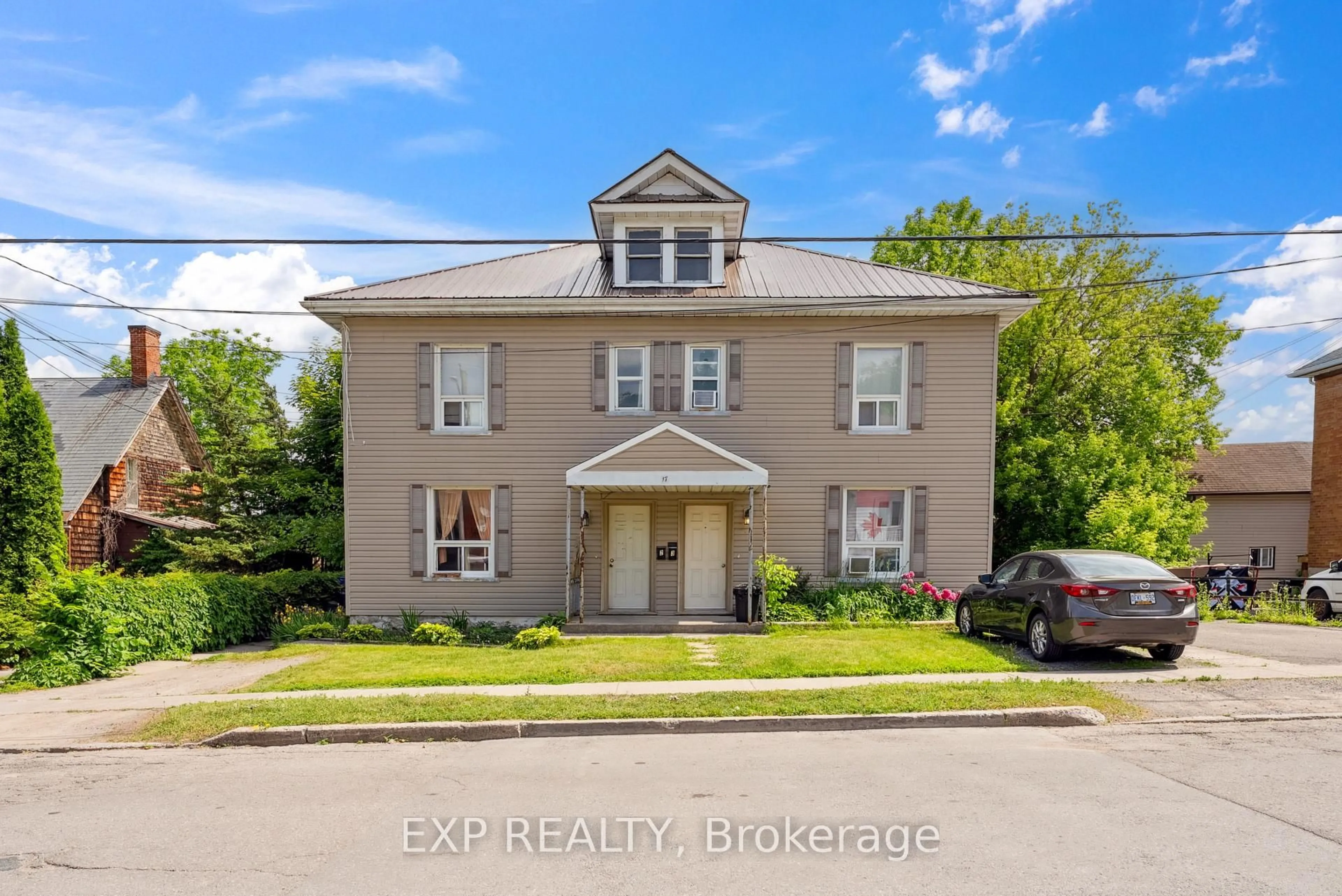 A pic from outside/outdoor area/front of a property/back of a property/a pic from drone, building for 17 Spring St, Belleville Ontario K8N 2Z6