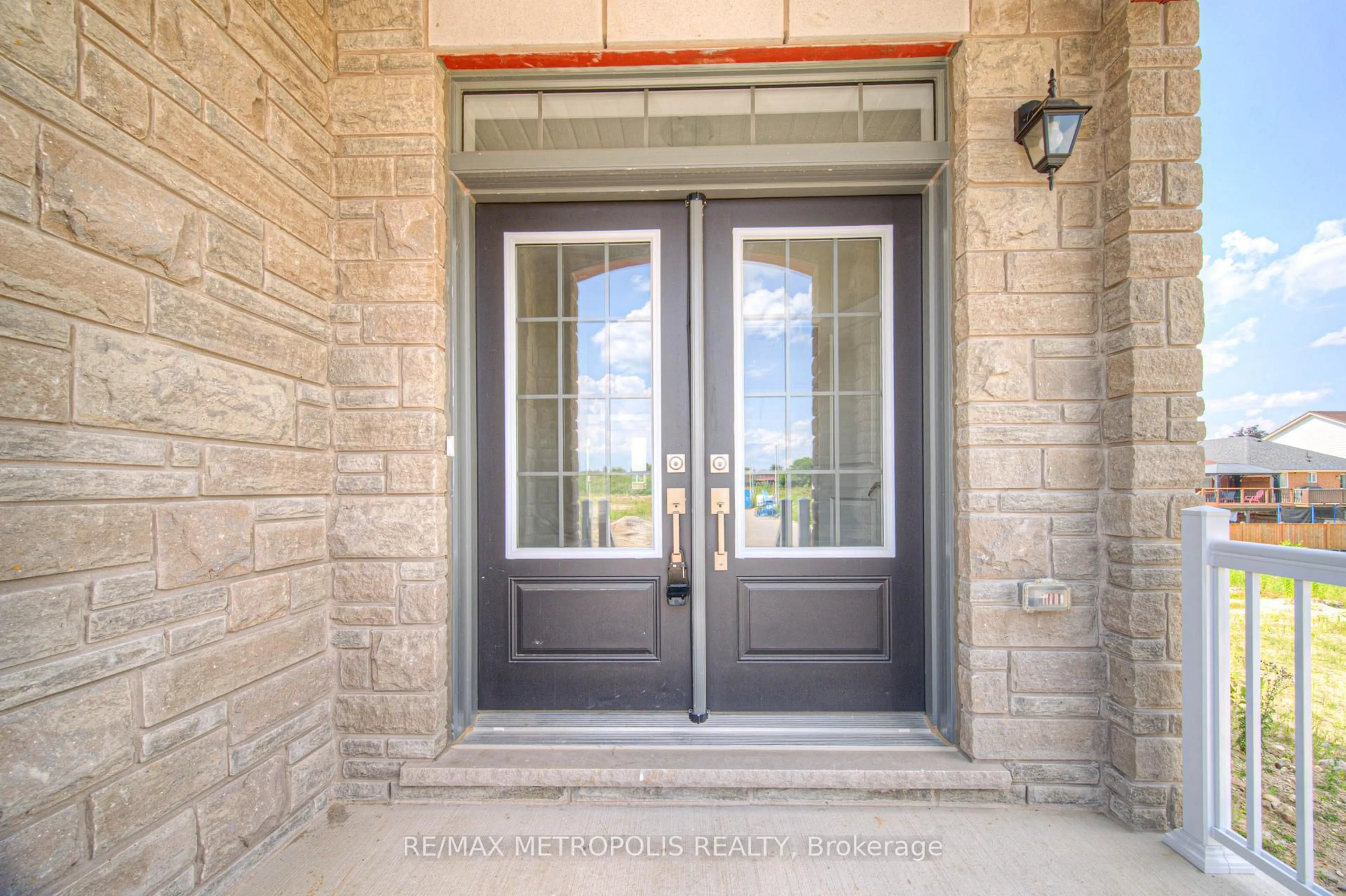 Indoor entryway for 100 Moss Dr, Cambridge Ontario N1T 0H1