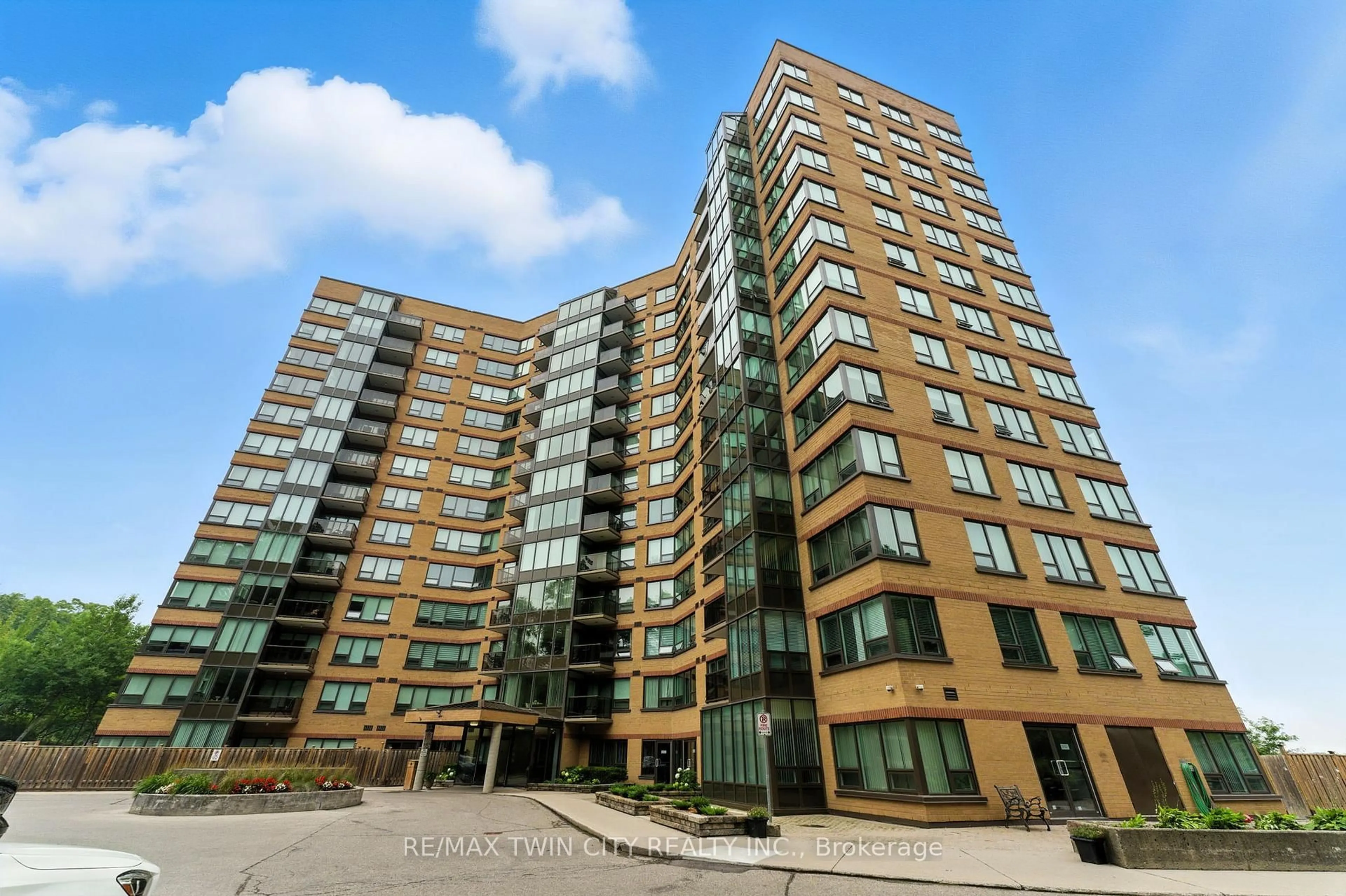 A pic from outside/outdoor area/front of a property/back of a property/a pic from drone, building for 237 King St #1104, Cambridge Ontario N3H 5L2