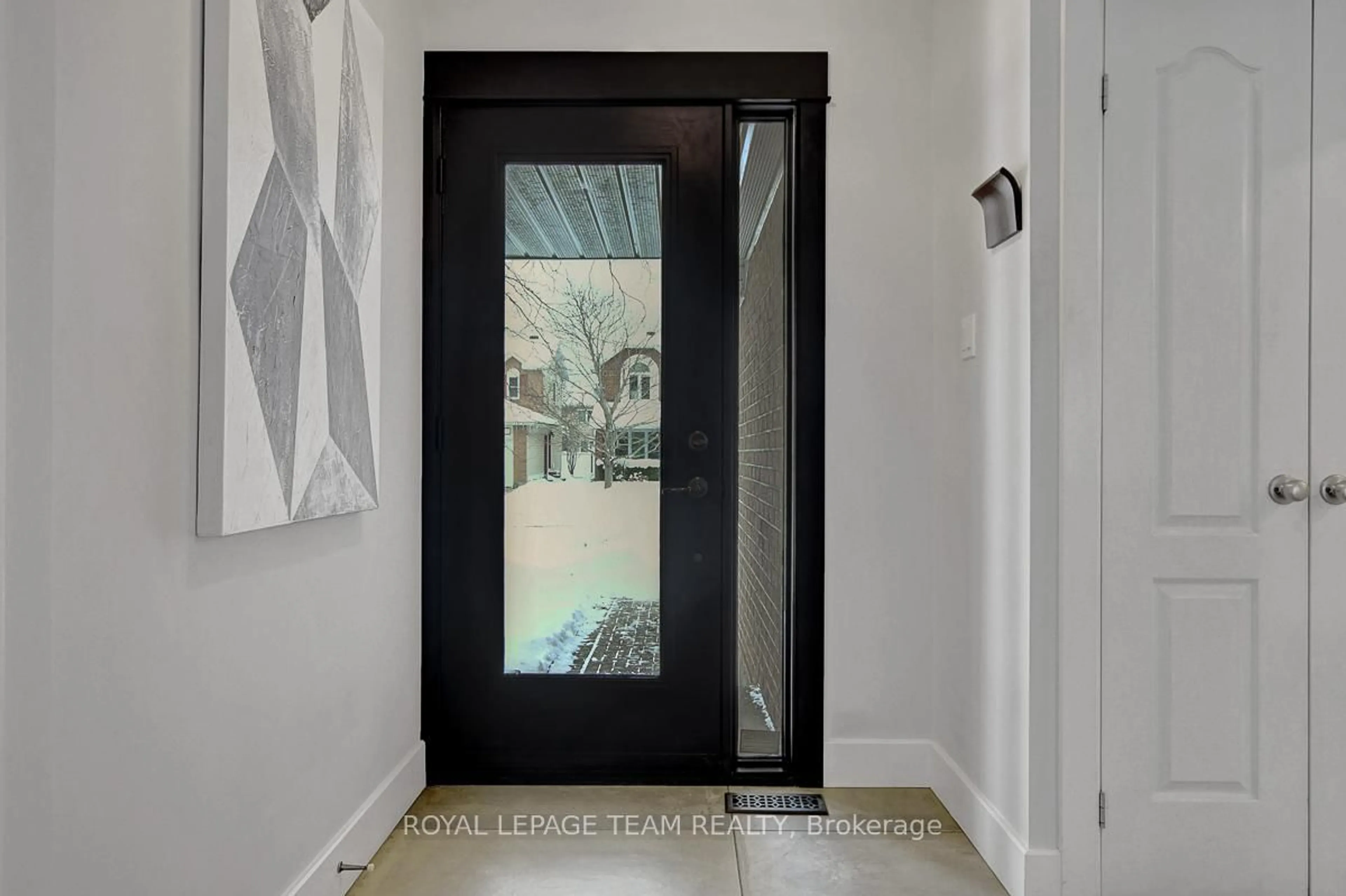 Indoor entryway for 6106 Westwater Cres, Ottawa Ontario K1W 1C9