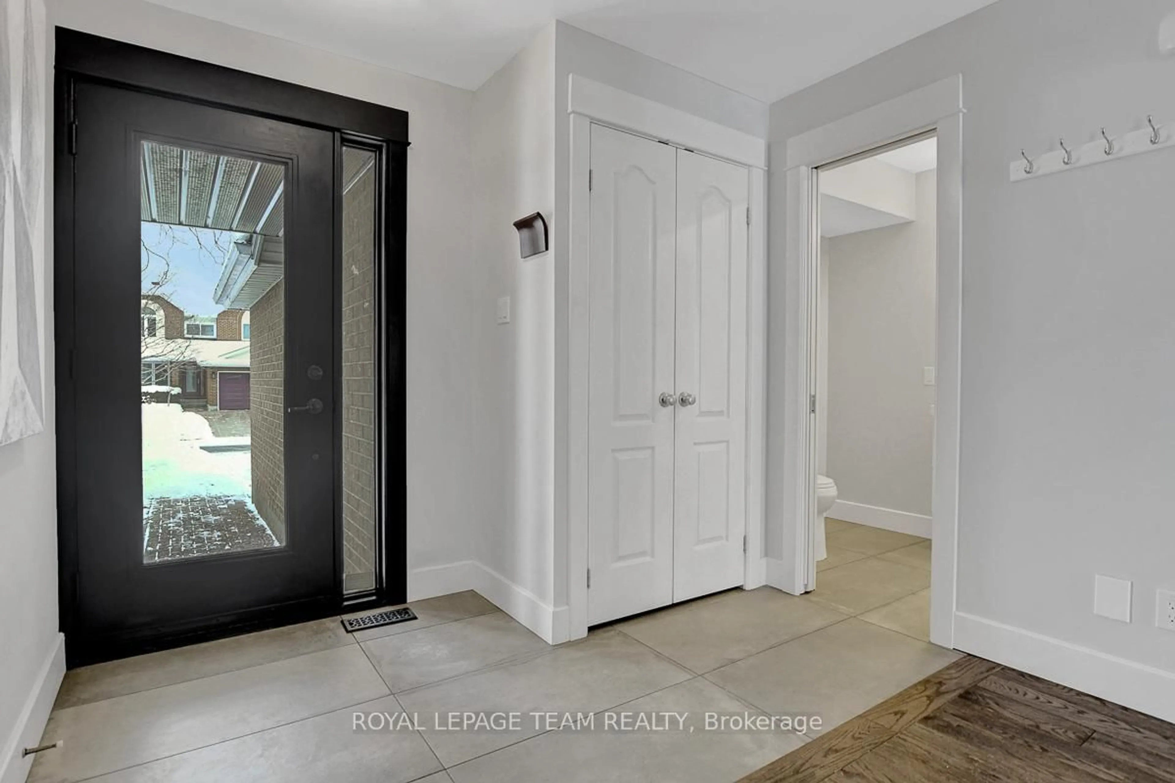 Indoor entryway for 6106 Westwater Cres, Ottawa Ontario K1W 1C9