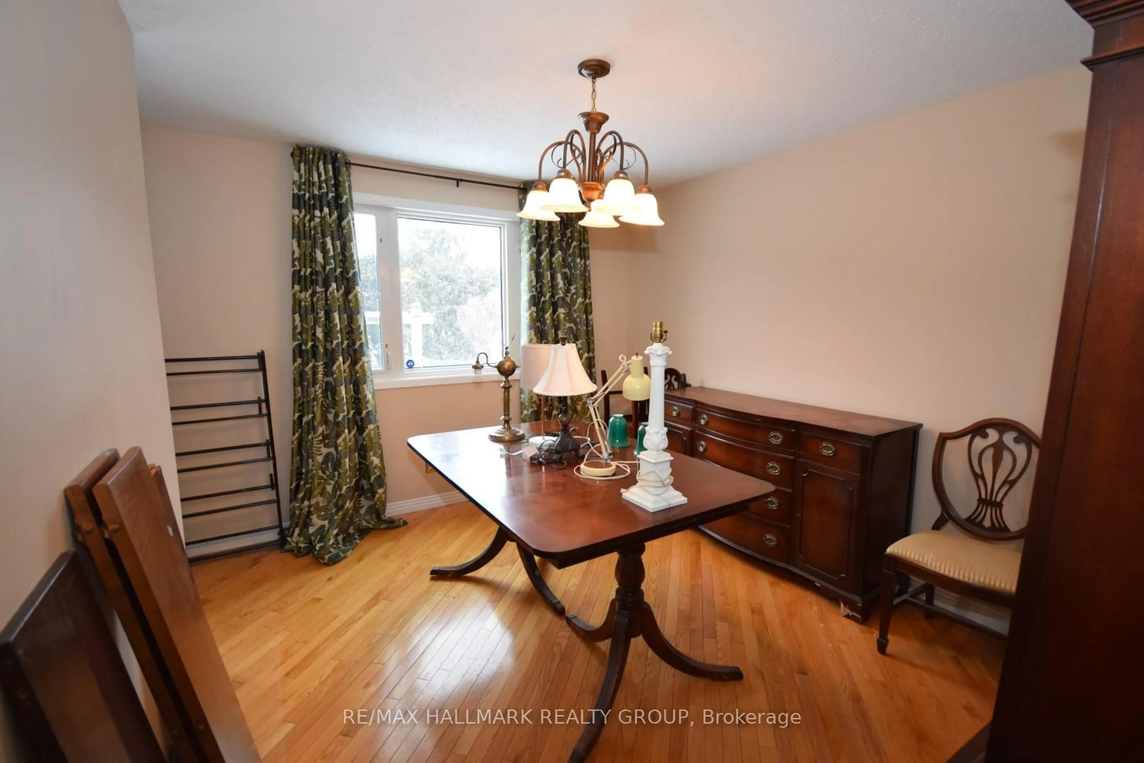 Dining room, wood/laminate floor for 1749 Des Prairies Ave, Orleans Ontario K1E 2R1