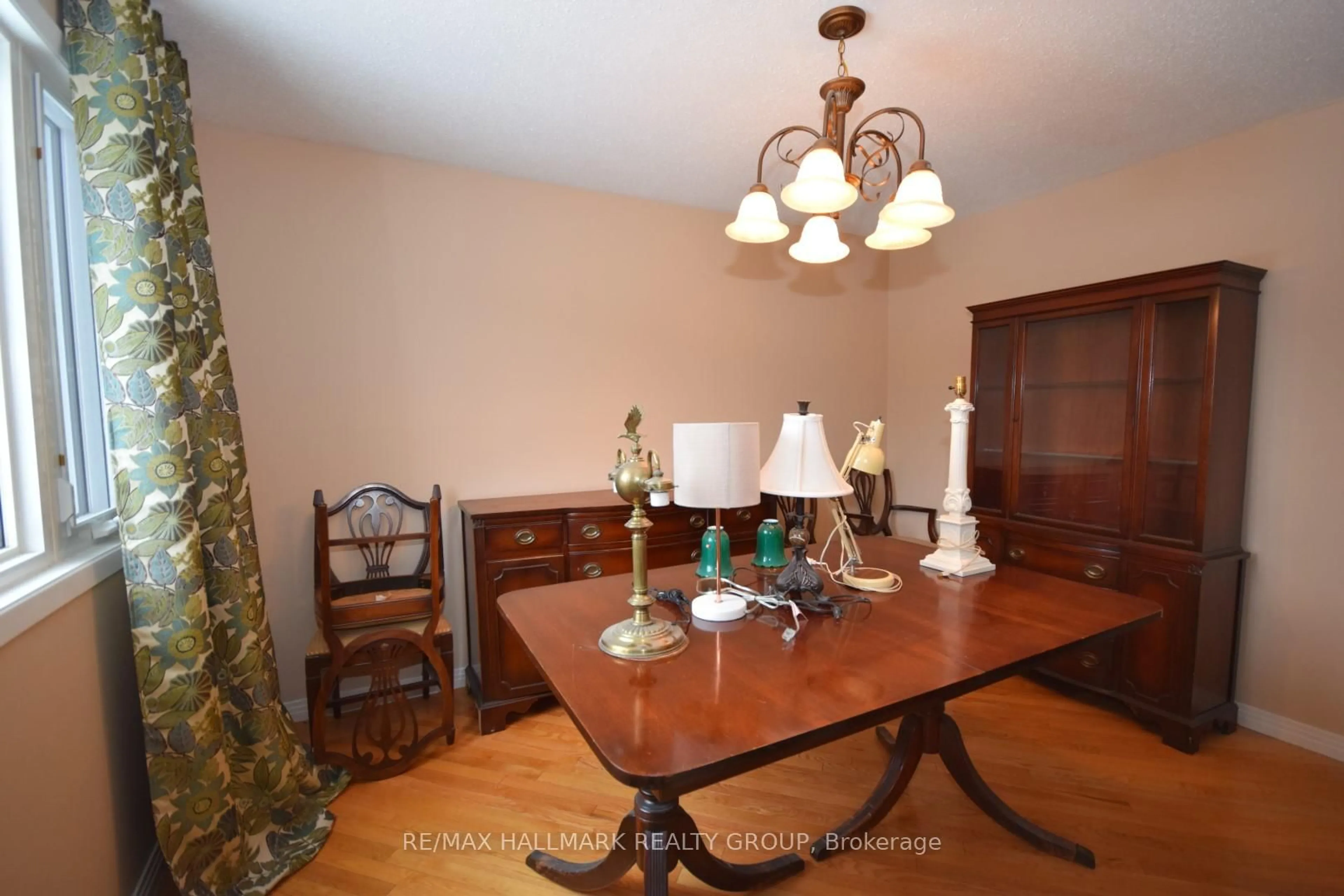 Dining room, wood/laminate floor for 1749 Des Prairies Ave, Orleans Ontario K1E 2R1