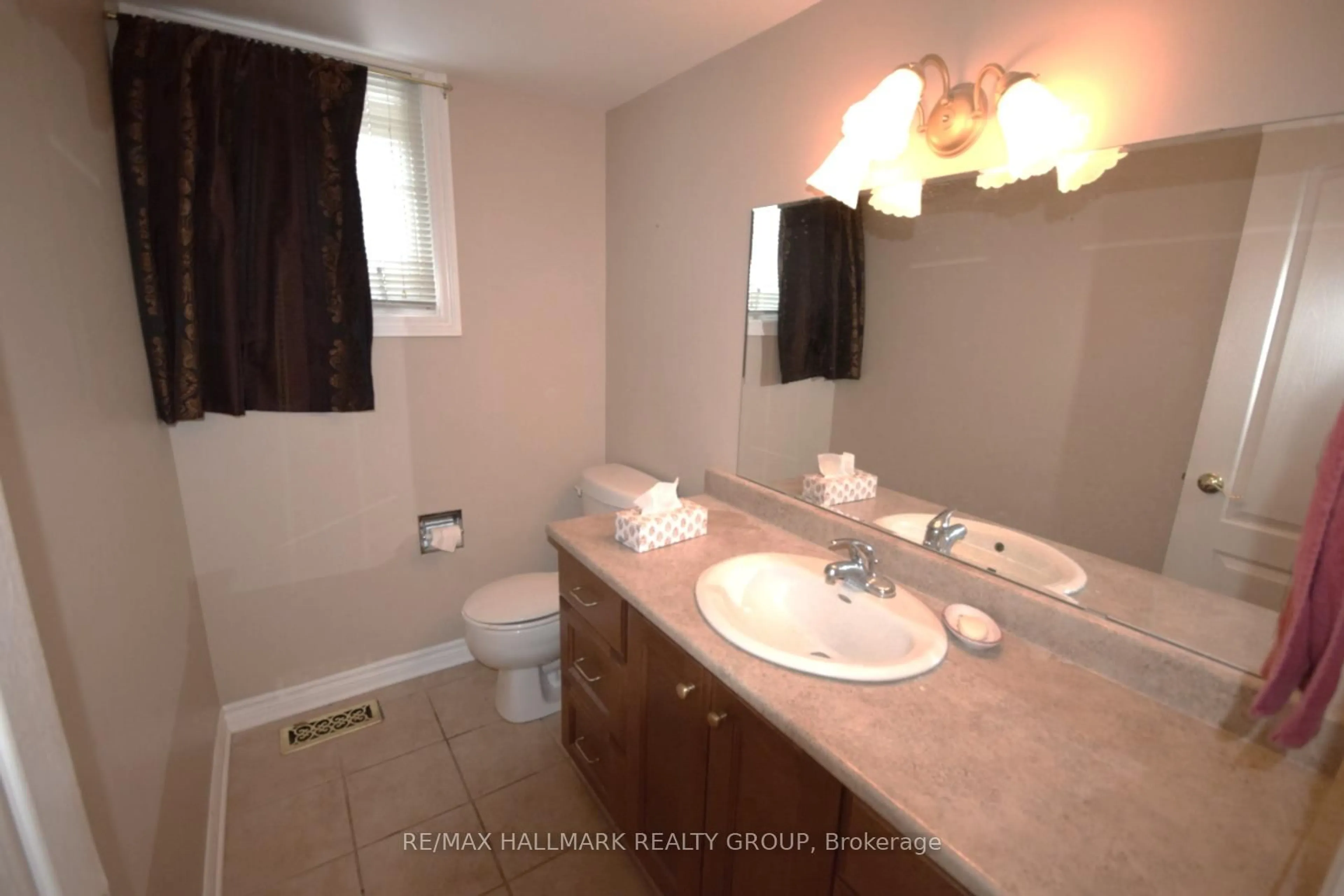 Standard bathroom, ceramic/tile floor for 1749 Des Prairies Ave, Orleans Ontario K1E 2R1