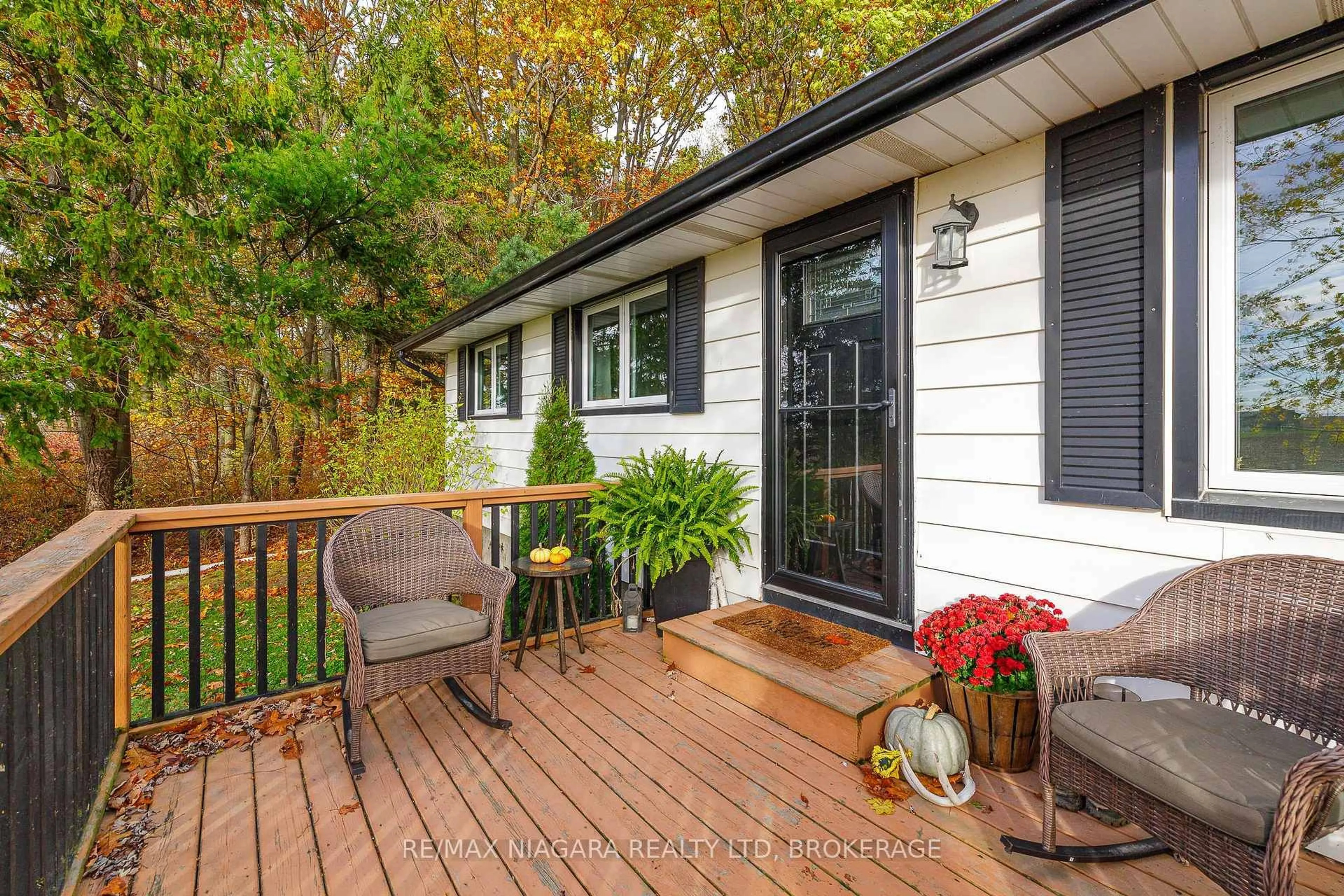 Home with vinyl exterior material, unknown for 22009 Side Road 20, Wainfleet Ontario L0S 1V0