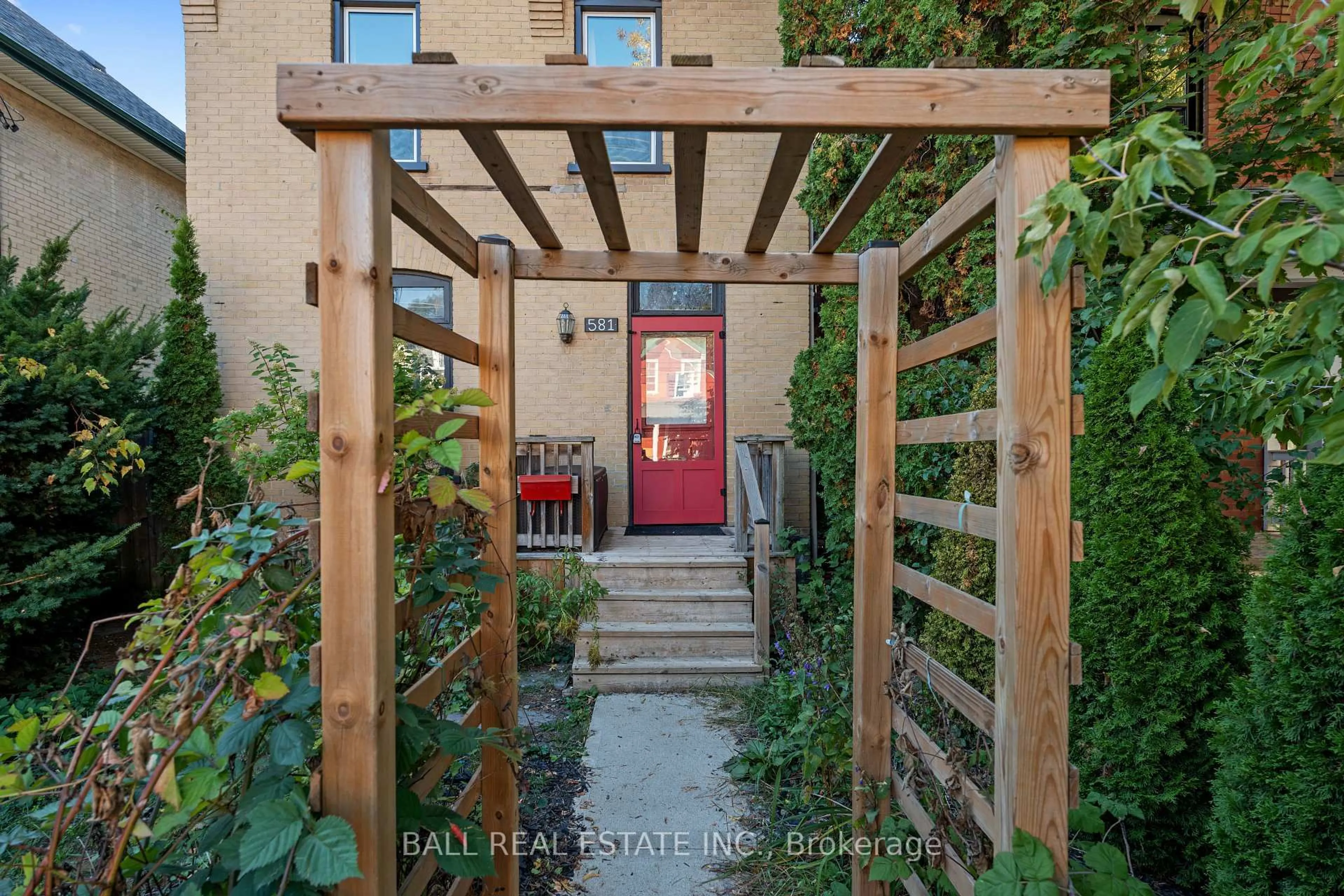 Indoor entryway for 581 Aylmer St, Peterborough Ontario K9H 3W8