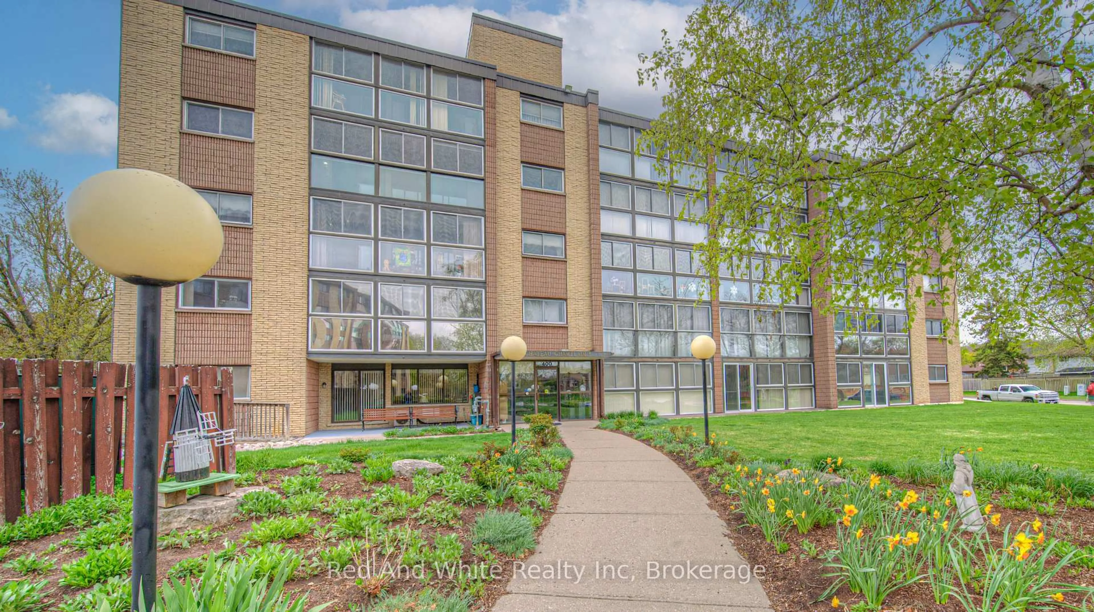 Indoor foyer for 400 Champlain Blvd #406, Cambridge Ontario N1R 7J6