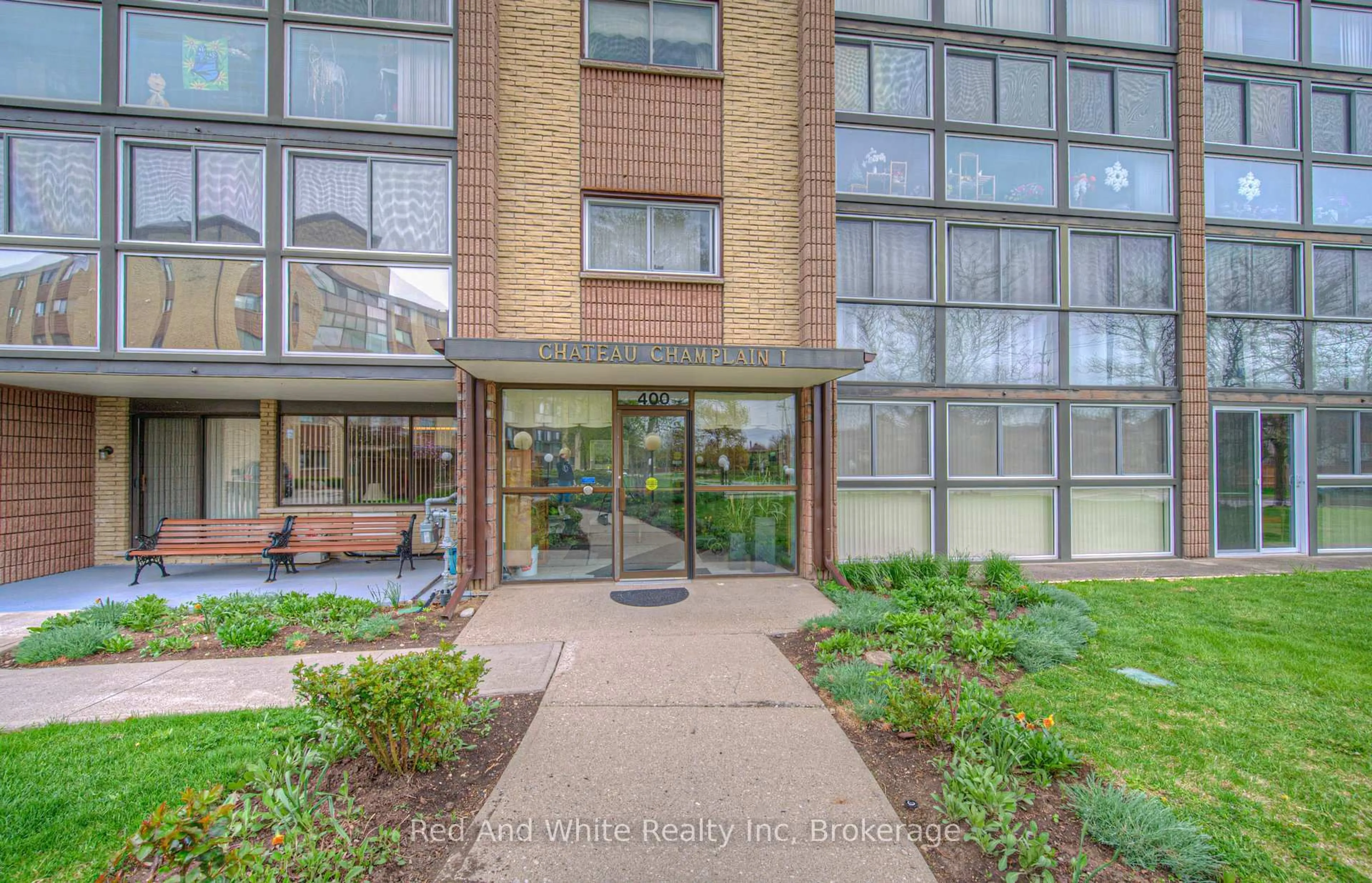 Indoor foyer for 400 Champlain Blvd #406, Cambridge Ontario N1R 7J6