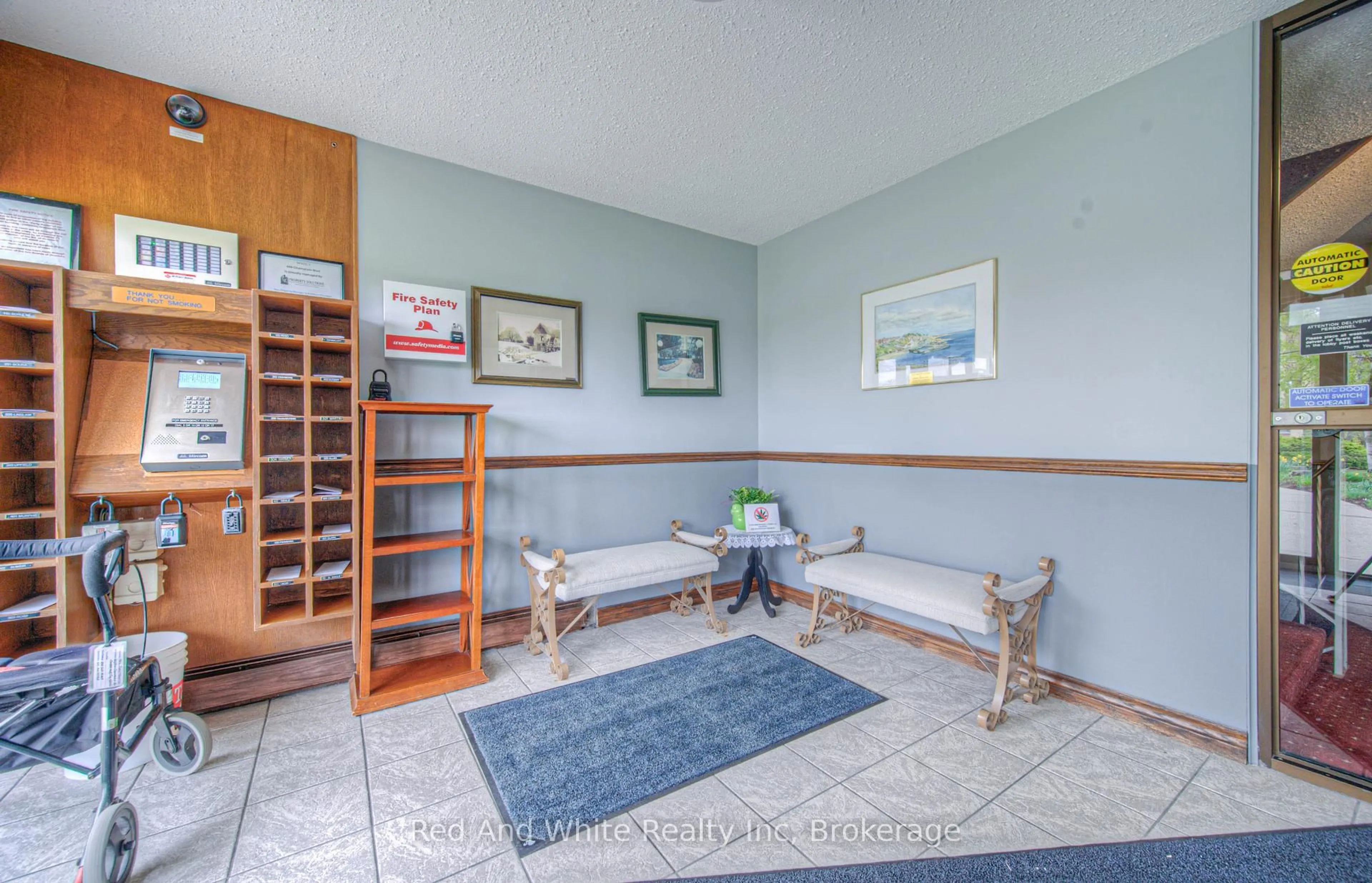 Indoor foyer for 400 Champlain Blvd #406, Cambridge Ontario N1R 7J6