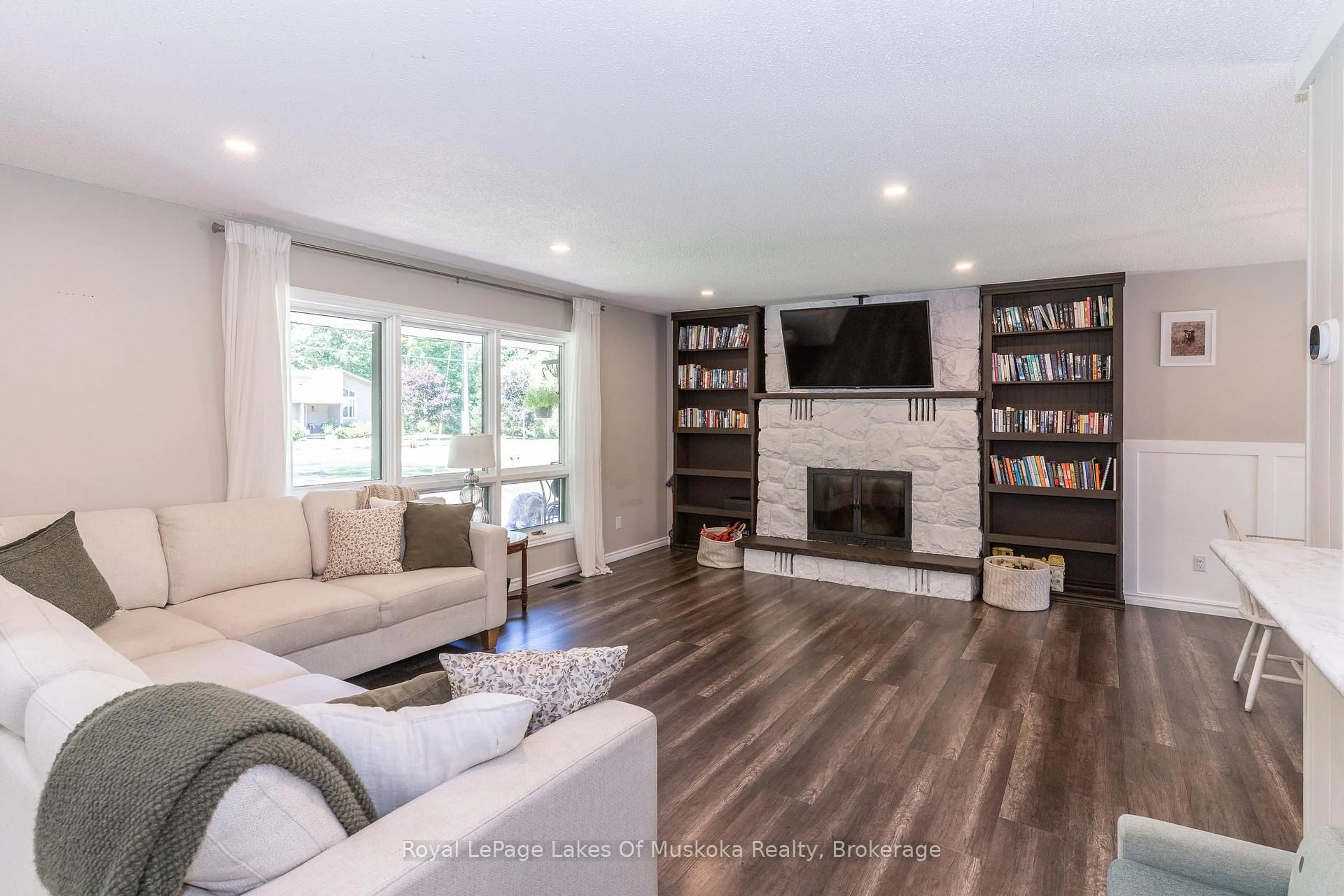 Living room with furniture, wood/laminate floor for 220 Alexander St, Gravenhurst Ontario P1P 1A6