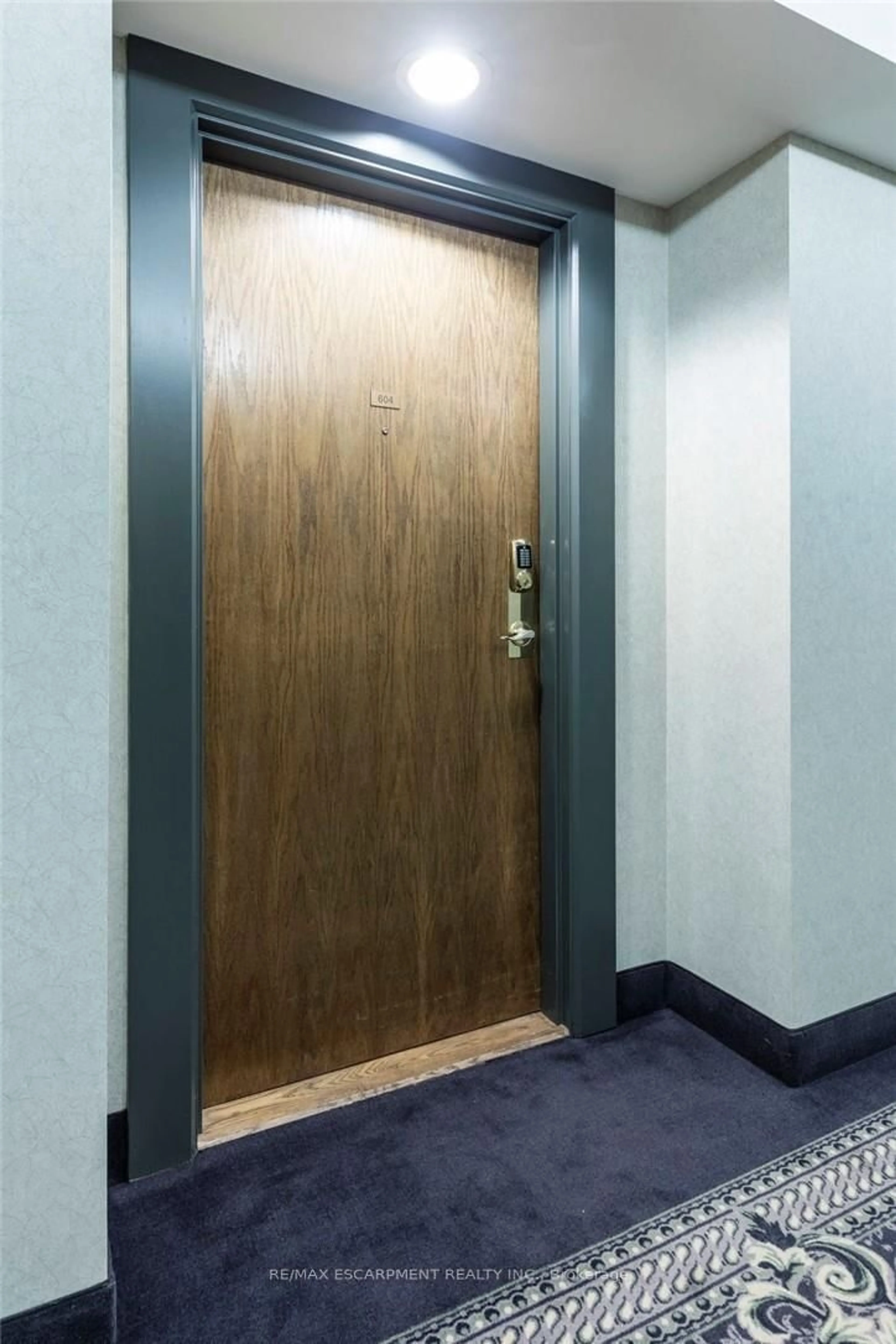 Indoor foyer for 77 Governors Rd #604, Hamilton Ontario L9H 7N8