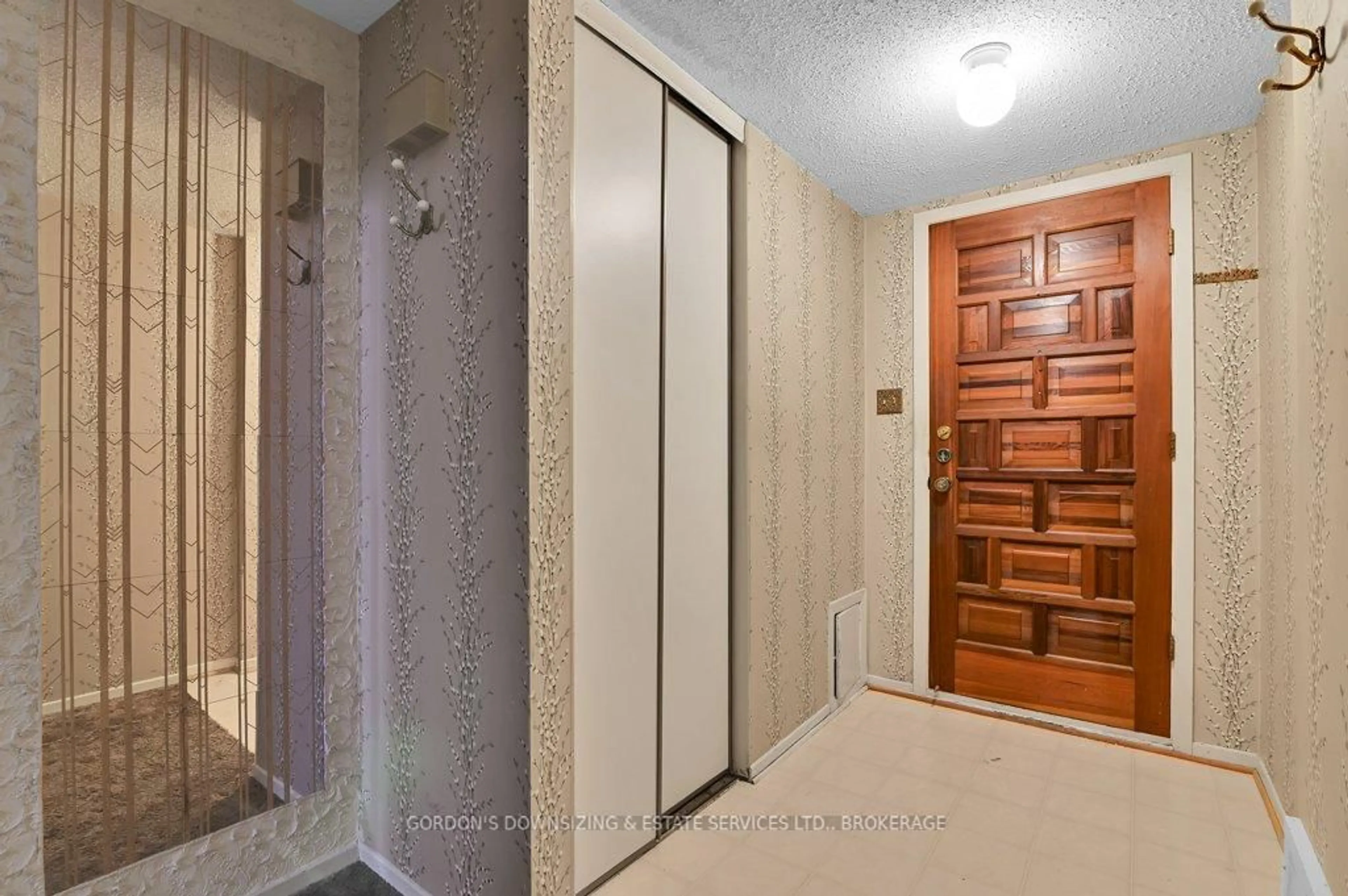 Indoor entryway for 199 Birch Hill Private, Ottawa Ontario K1K 3Y5