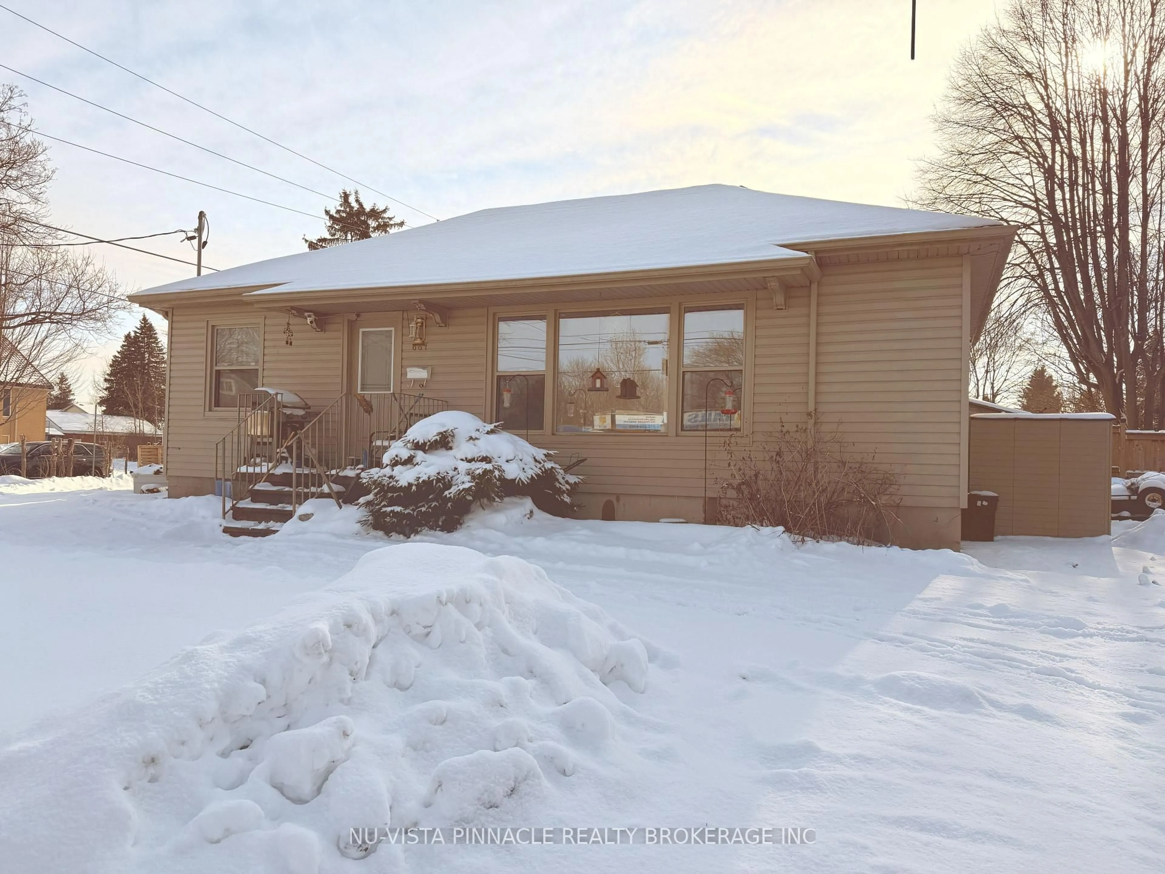 Unknown for 687 Cheapside St, London East Ontario N5Y 3Y3