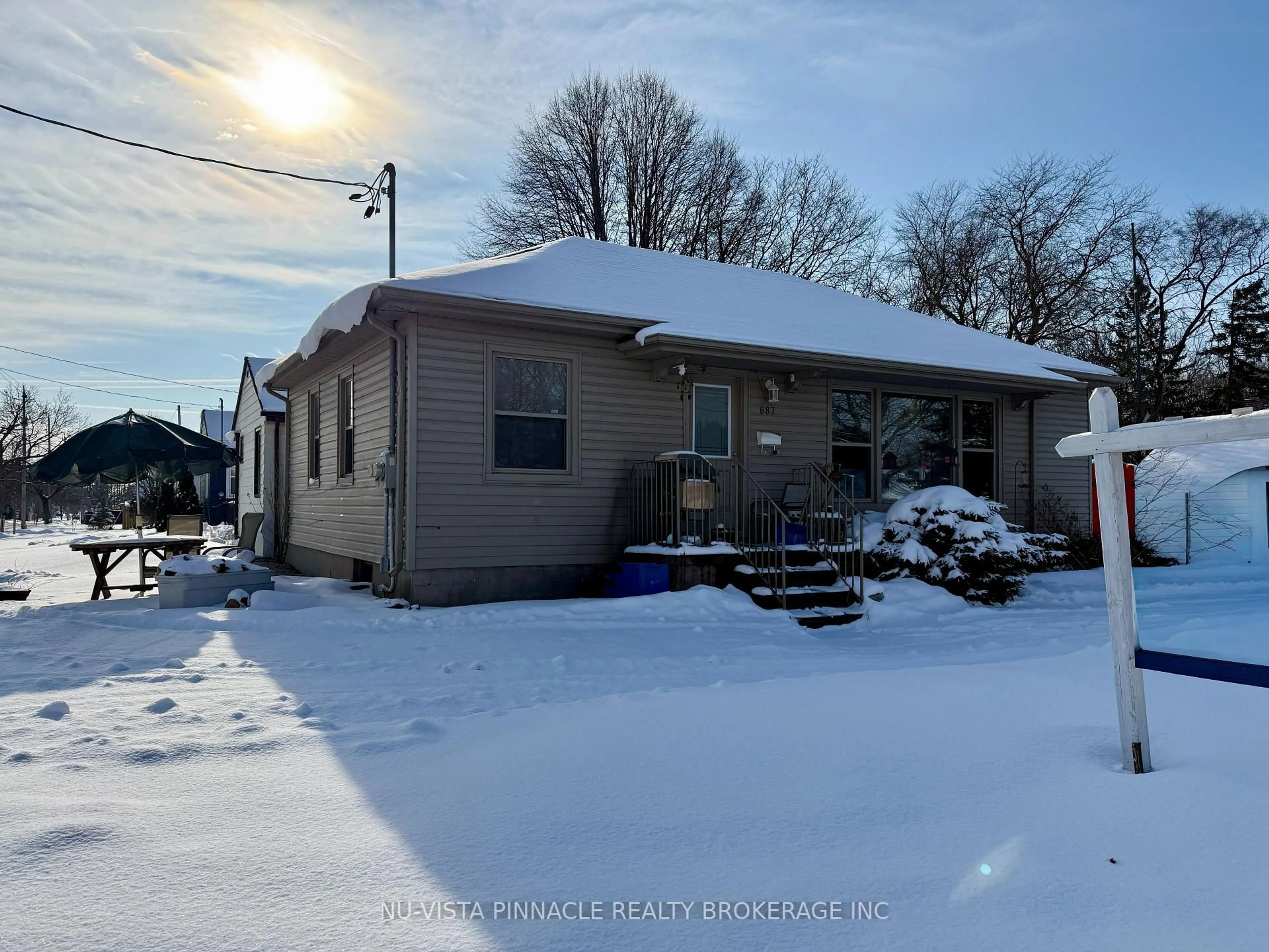 A pic from outside/outdoor area/front of a property/back of a property/a pic from drone, street for 687 Cheapside St, London East Ontario N5Y 3Y3