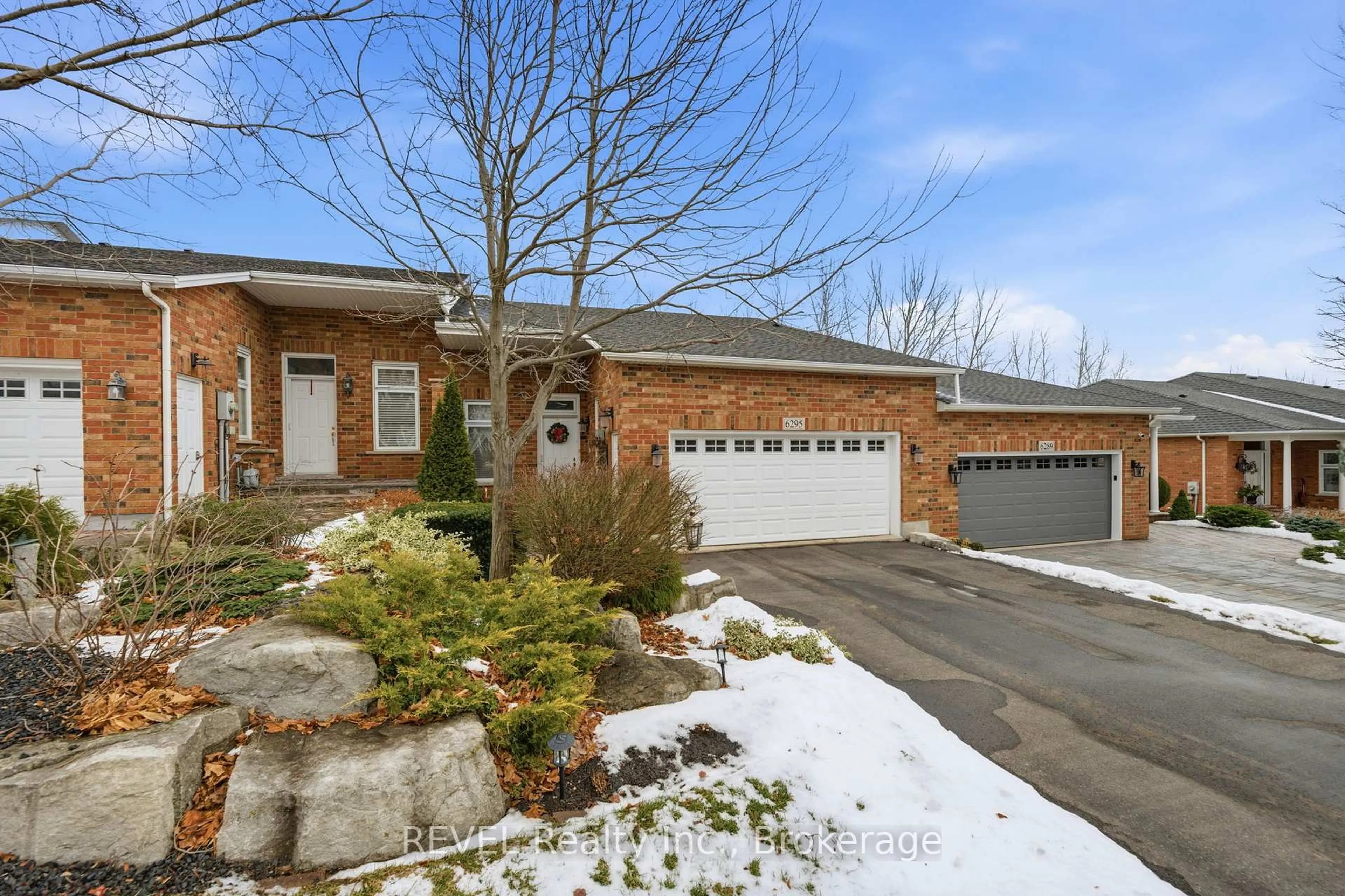 Home with brick exterior material, street for 6295 Forest Ridge Dr, Niagara Falls Ontario L2J 4K2
