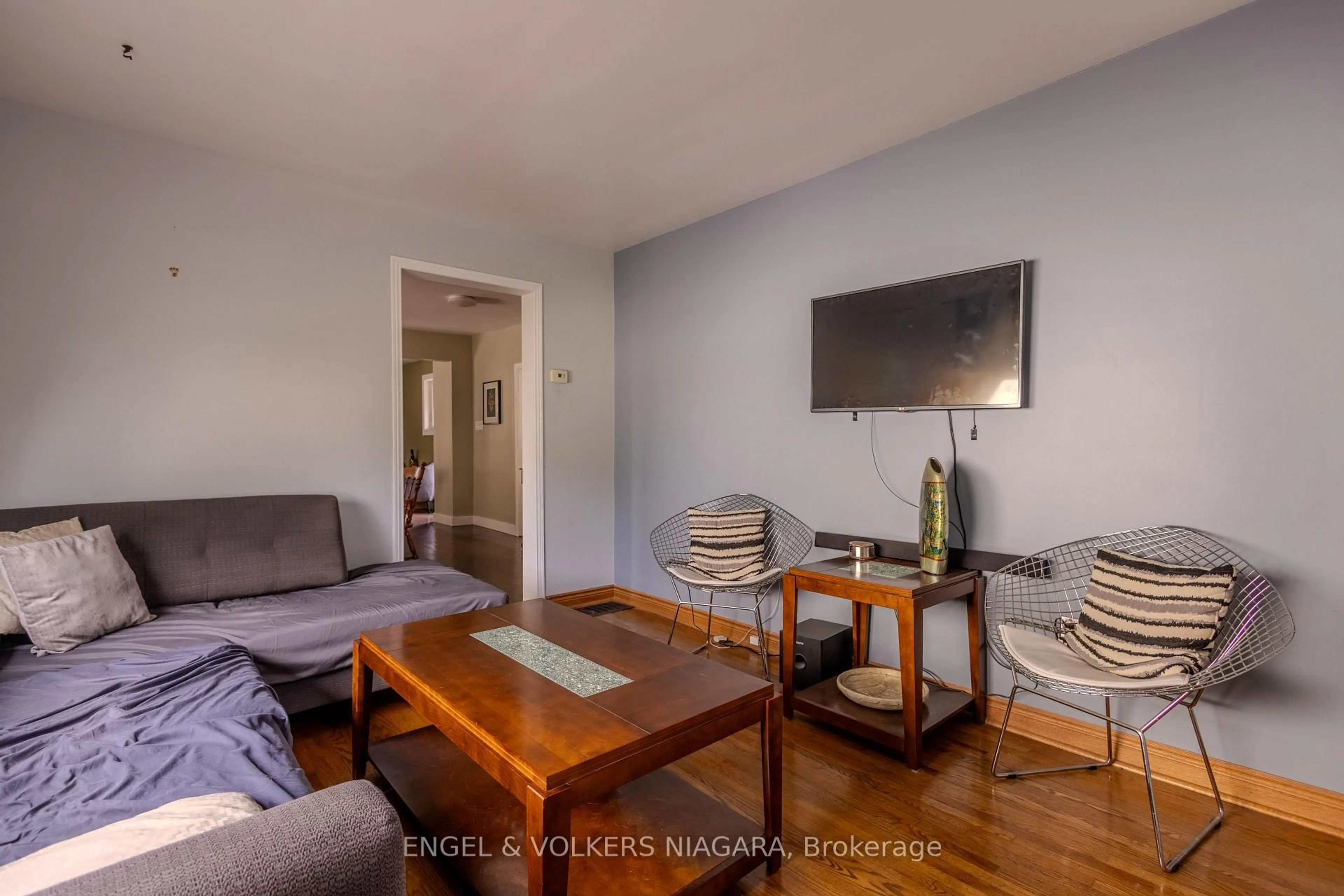 Living room with furniture, wood/laminate floor for 61 Hamilton St, St. Catharines Ontario L2S 1K8