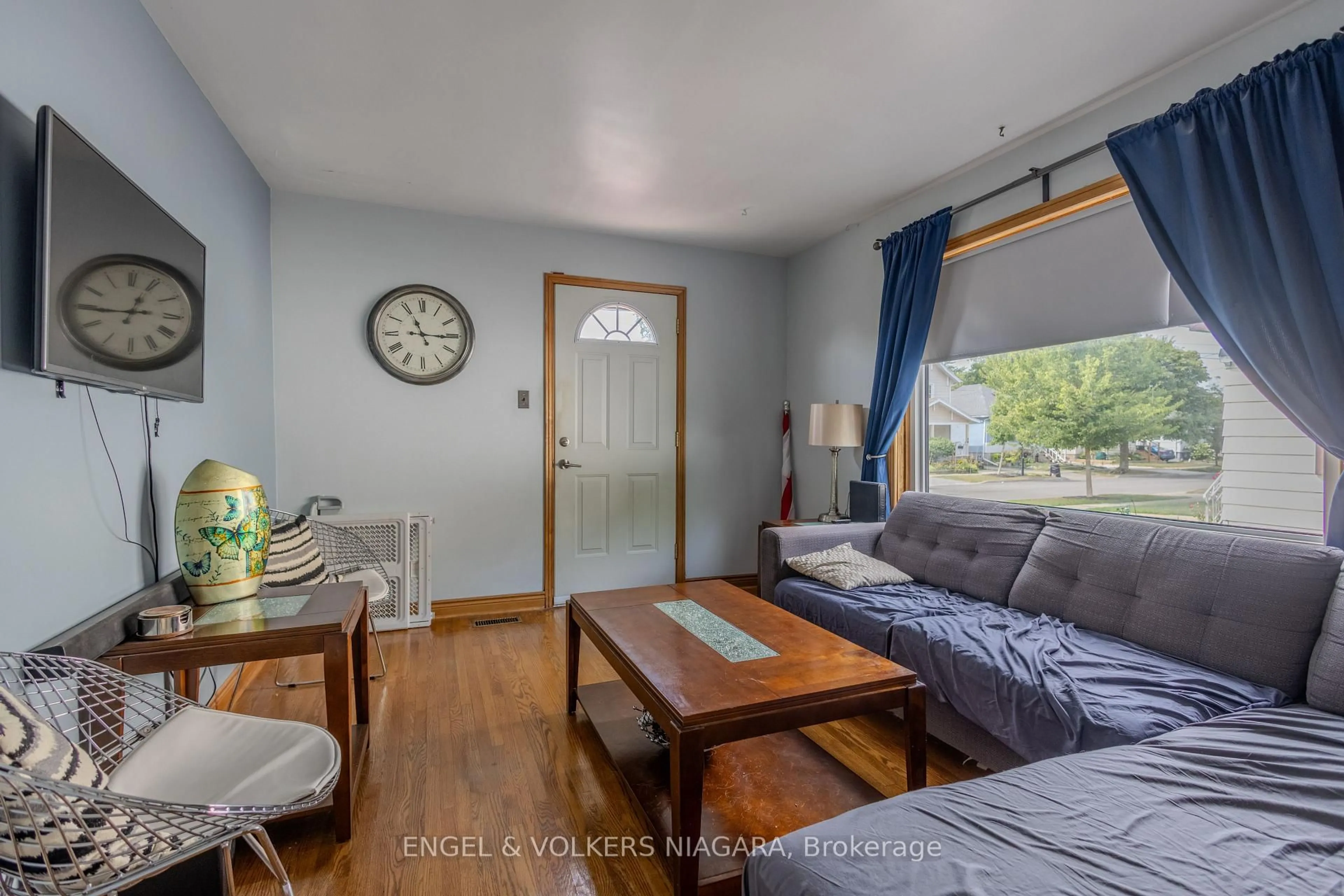 Living room with furniture, wood/laminate floor for 61 Hamilton St, St. Catharines Ontario L2S 1K8