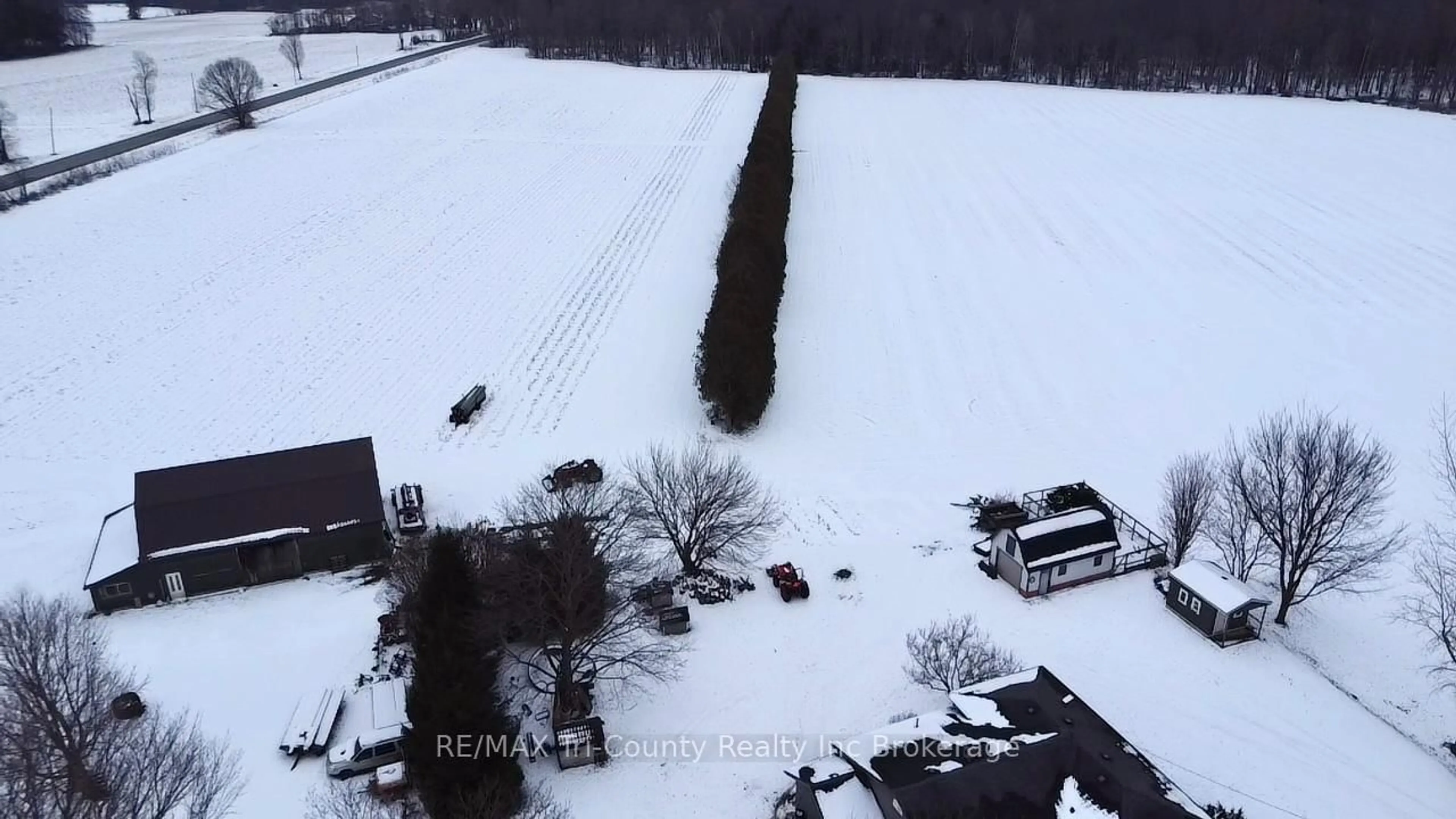 A pic from outside/outdoor area/front of a property/back of a property/a pic from drone, street for 1225 1st Concession ENR Rd, Norfolk Ontario N0E 1G0