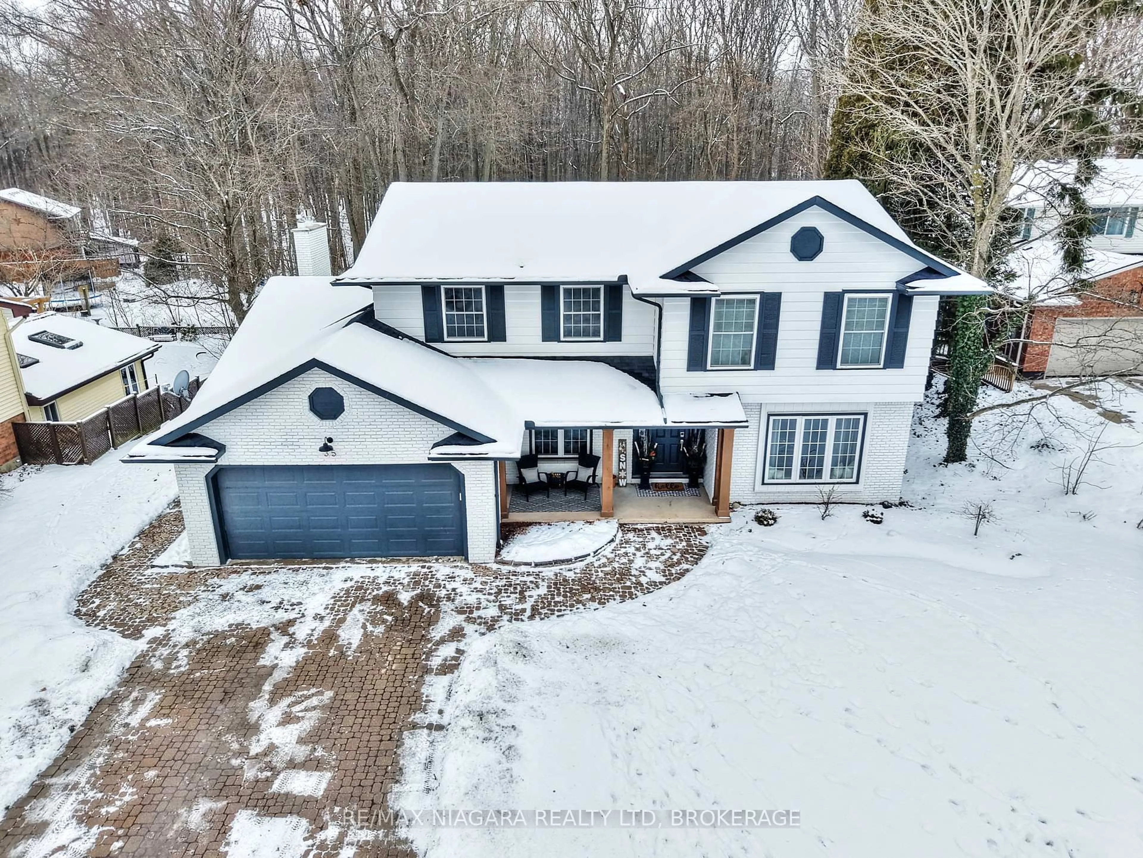 A pic from outside/outdoor area/front of a property/back of a property/a pic from drone, street for 35 Berkwood Pl, Pelham Ontario L0S 1E2