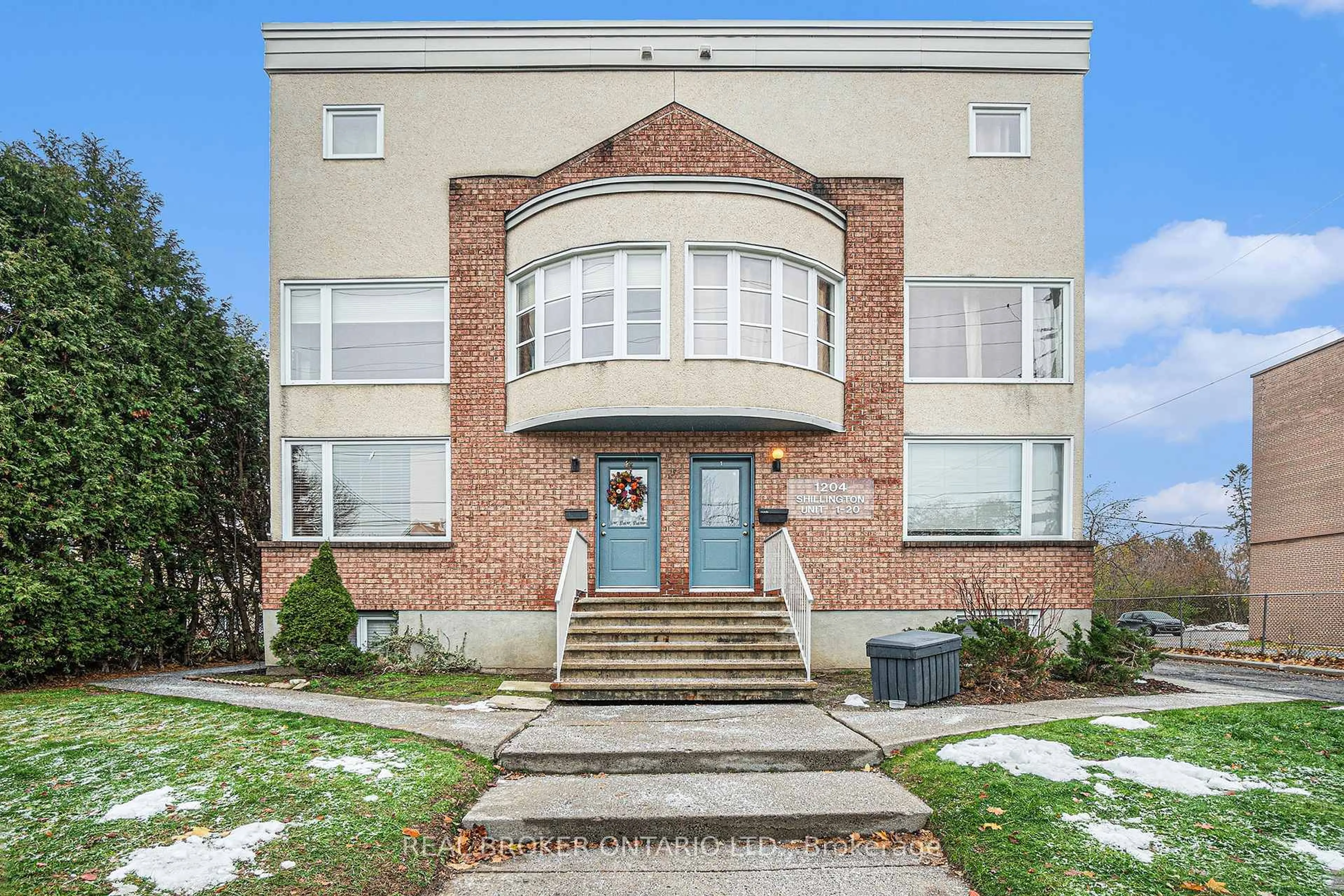 Home with brick exterior material, building for 1204 Shillington Ave #5, Ottawa Ontario K1Z 7Z4