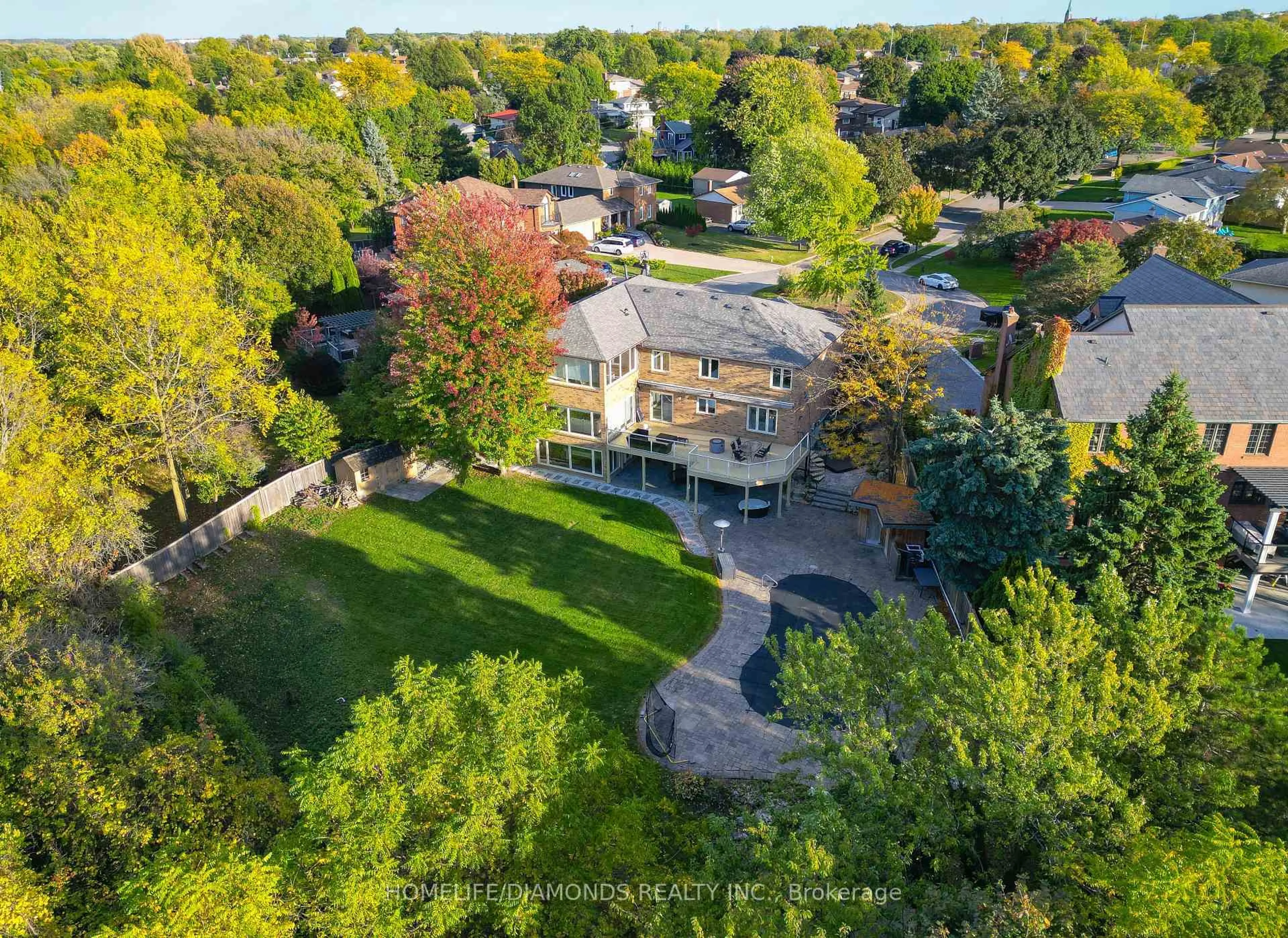A pic from outside/outdoor area/front of a property/back of a property/a pic from drone, street for 47 RIDGE POINT Dr, St. Catharines Ontario L2T 2S8