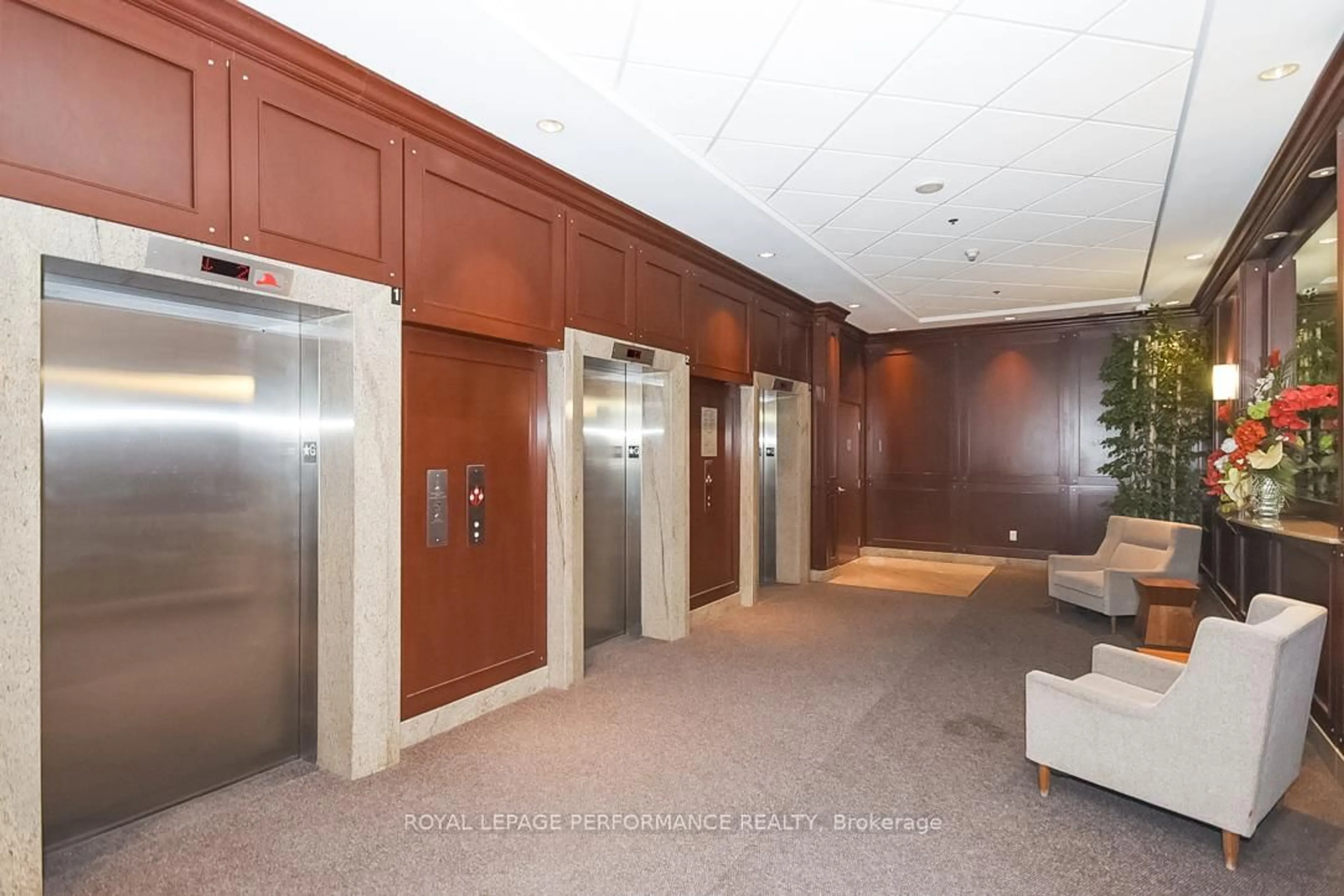 Indoor foyer for 234 Rideau St #1107, Ottawa Ontario K1N 0A9