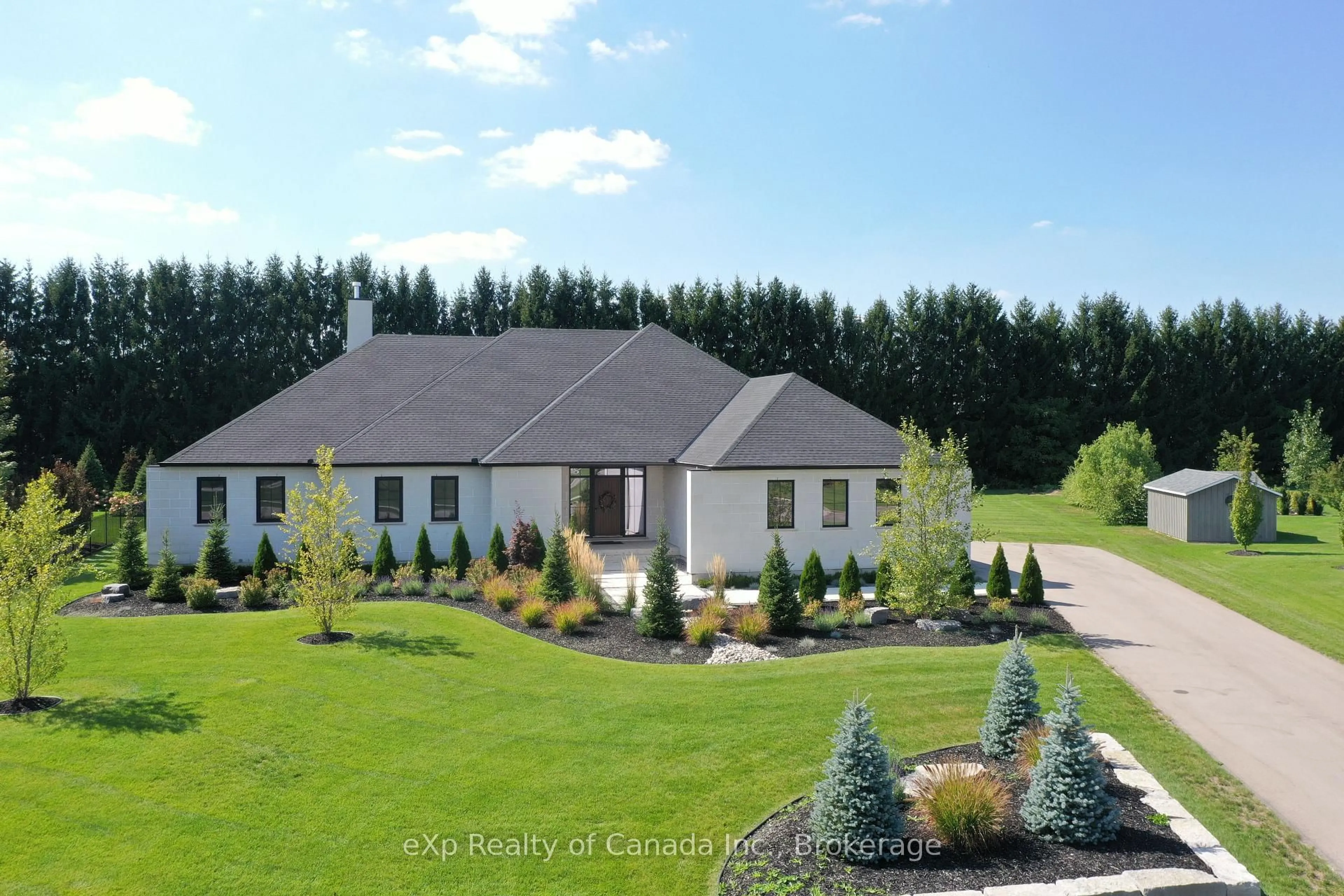 A pic from outside/outdoor area/front of a property/back of a property/a pic from drone, building for 33 August Cres, Norwich Ontario N0J 1R0