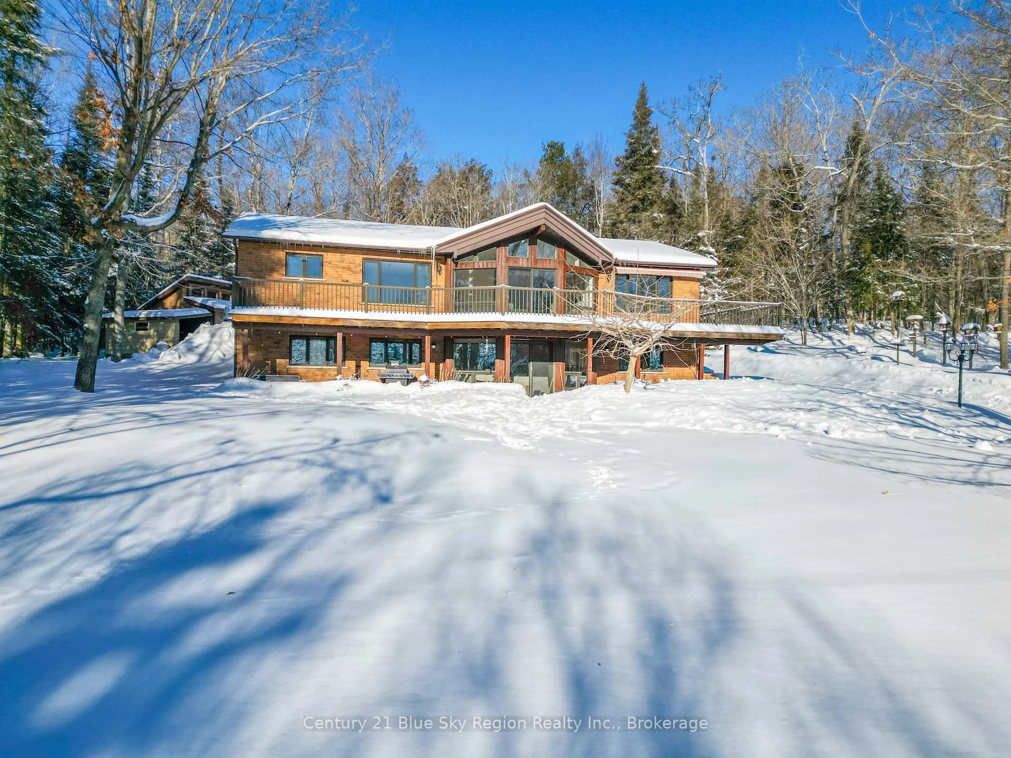 A pic from outside/outdoor area/front of a property/back of a property/a pic from drone, water/lake/river/ocean view for 708 Anita Ave, North Bay Ontario P1B 8G4