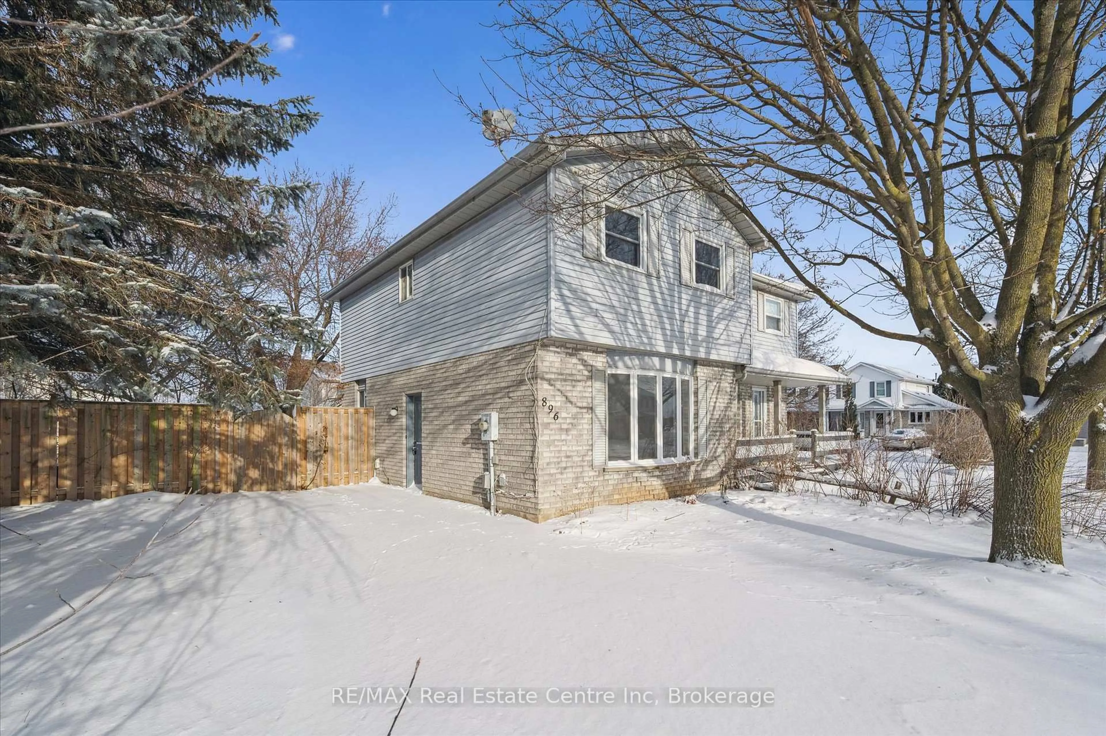 A pic from outside/outdoor area/front of a property/back of a property/a pic from drone, street for 896 Elgin St, Cambridge Ontario N1R 8C4