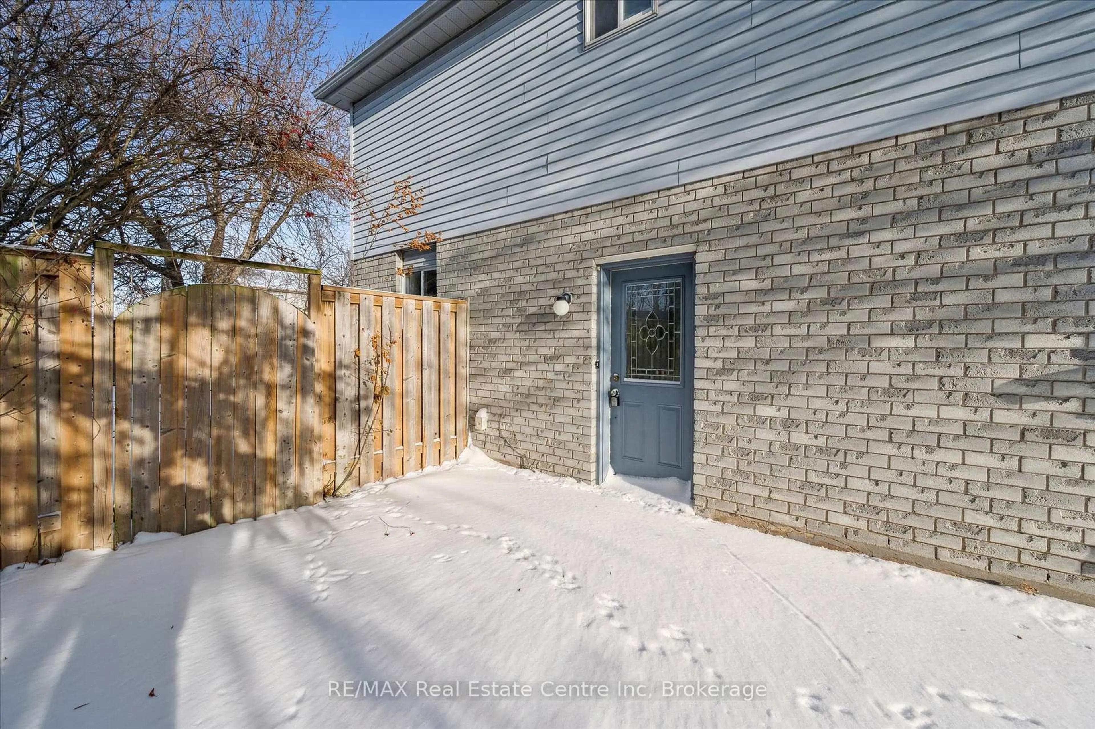 Unknown for 896 Elgin St, Cambridge Ontario N1R 8C4