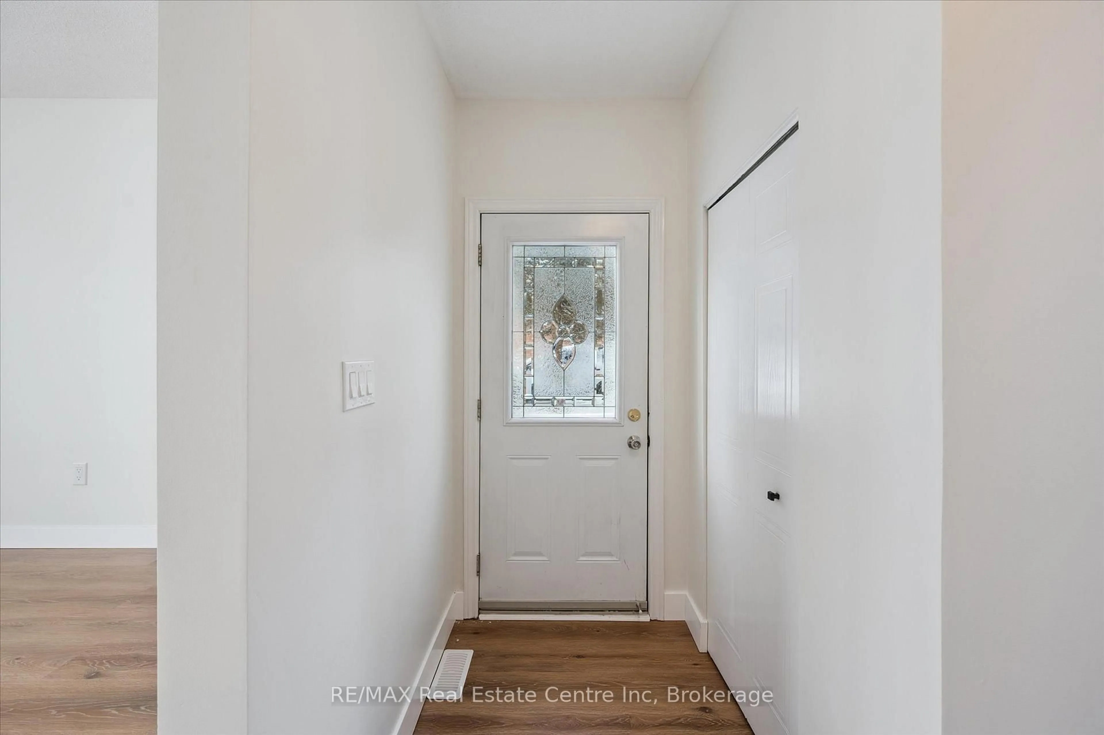 Indoor entryway for 896 Elgin St, Cambridge Ontario N1R 8C4