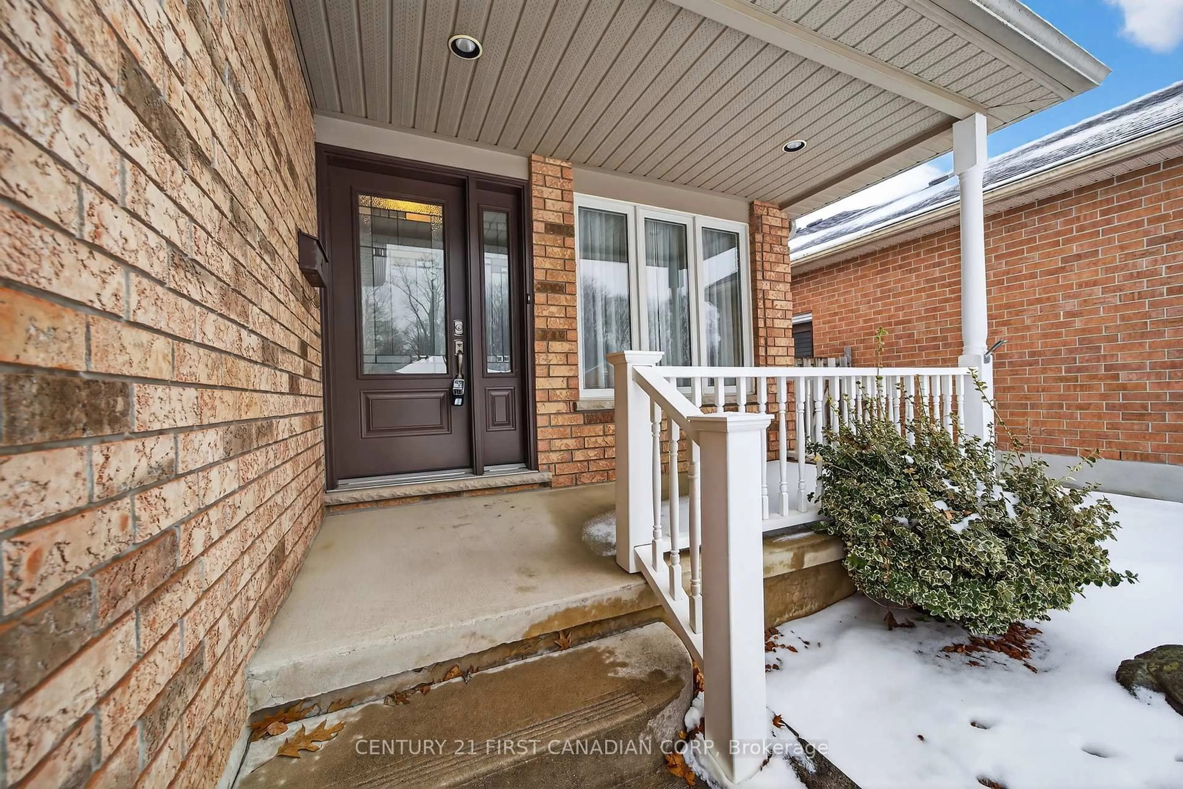 Indoor entryway for 33 Juniper Cres, Strathroy-Caradoc Ontario N7G 4G4