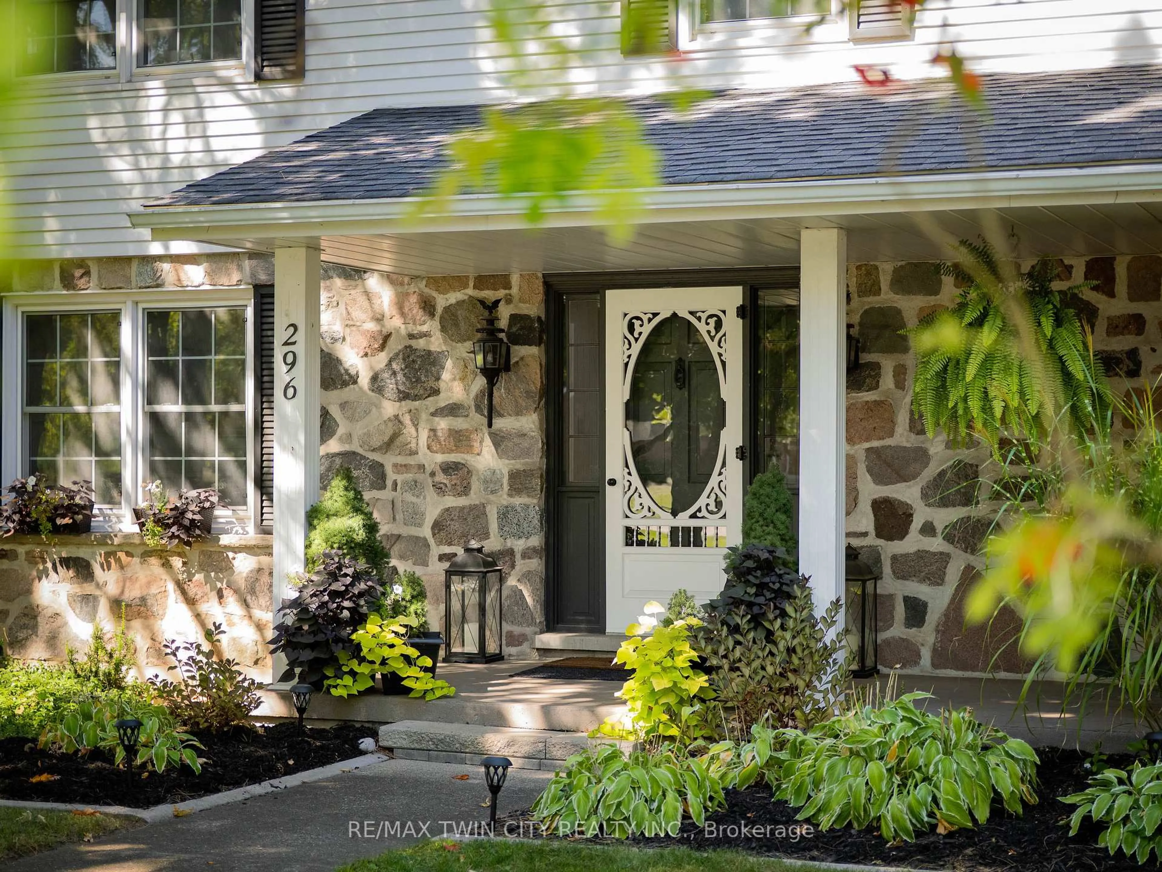 Indoor entryway for 296 Edgehill Dr, Kitchener Ontario N2P 2C9