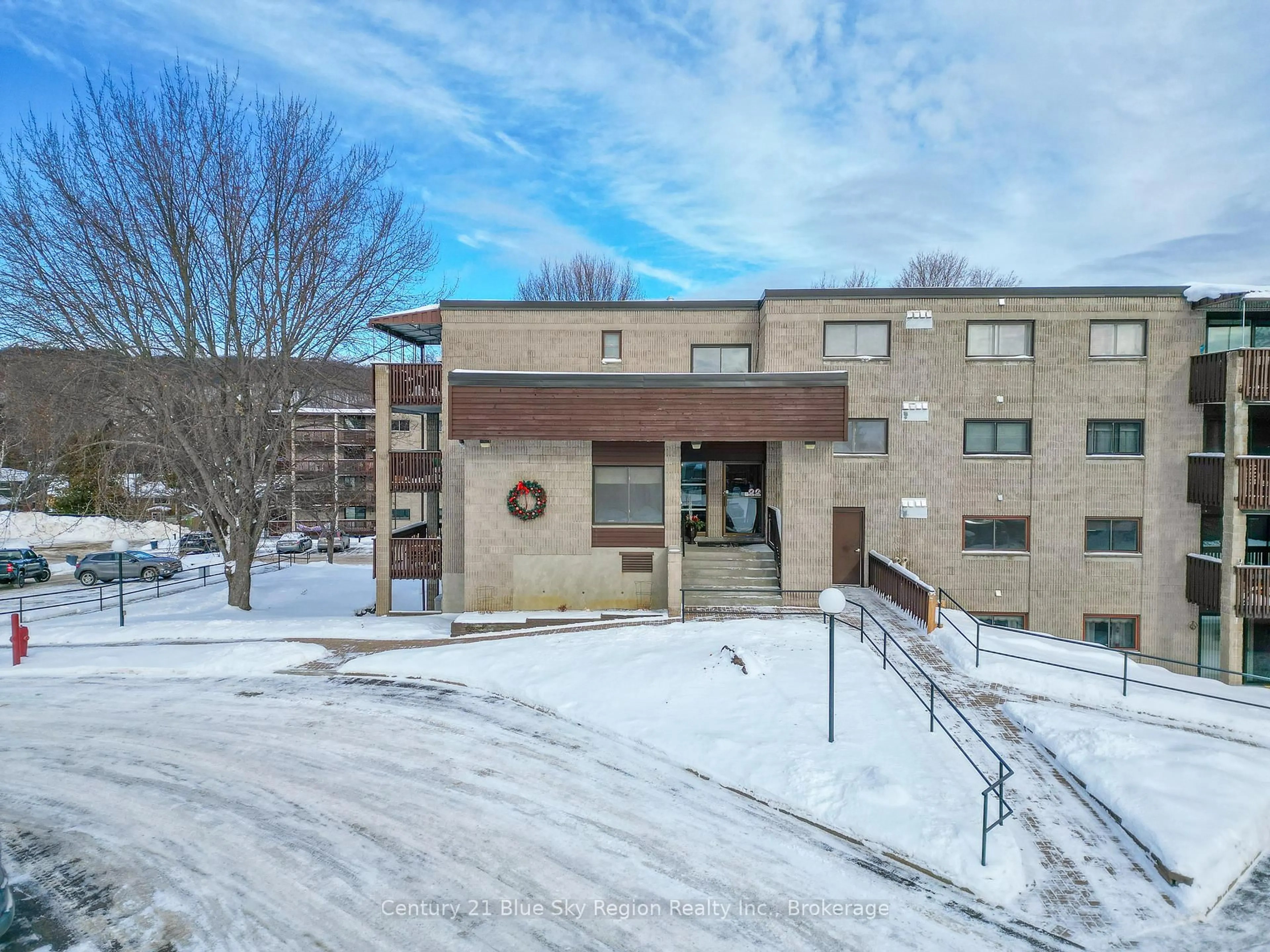 Indoor foyer for 149 Lindsay St #202, North Bay Ontario P1B 7Z1