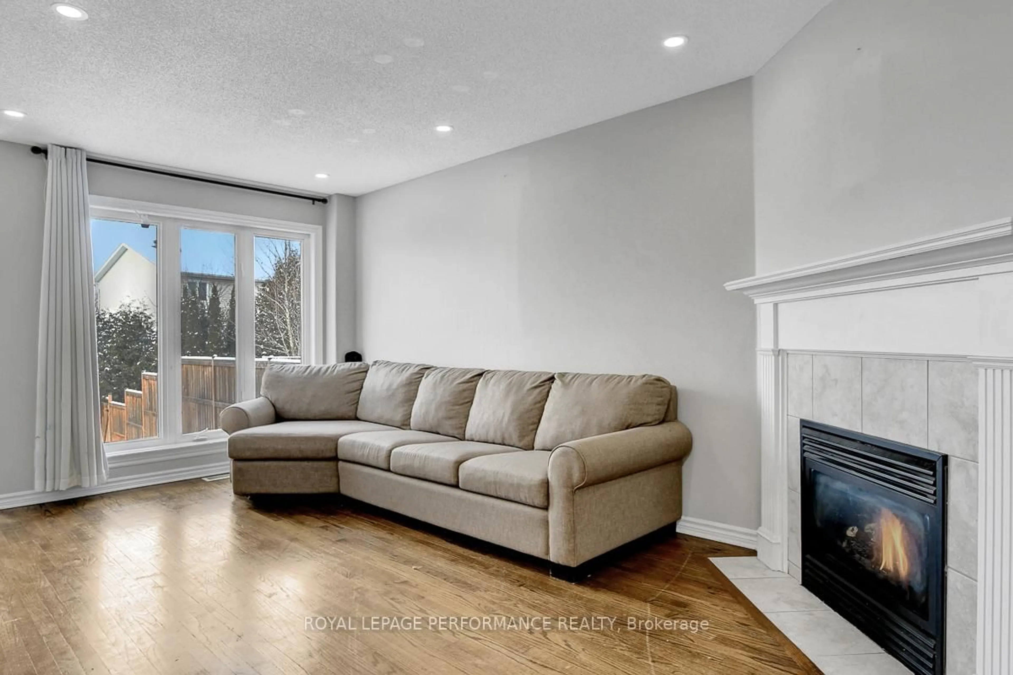 Living room with furniture, unknown for 156 Talltree Cres, Ottawa Ontario K2S 0B1