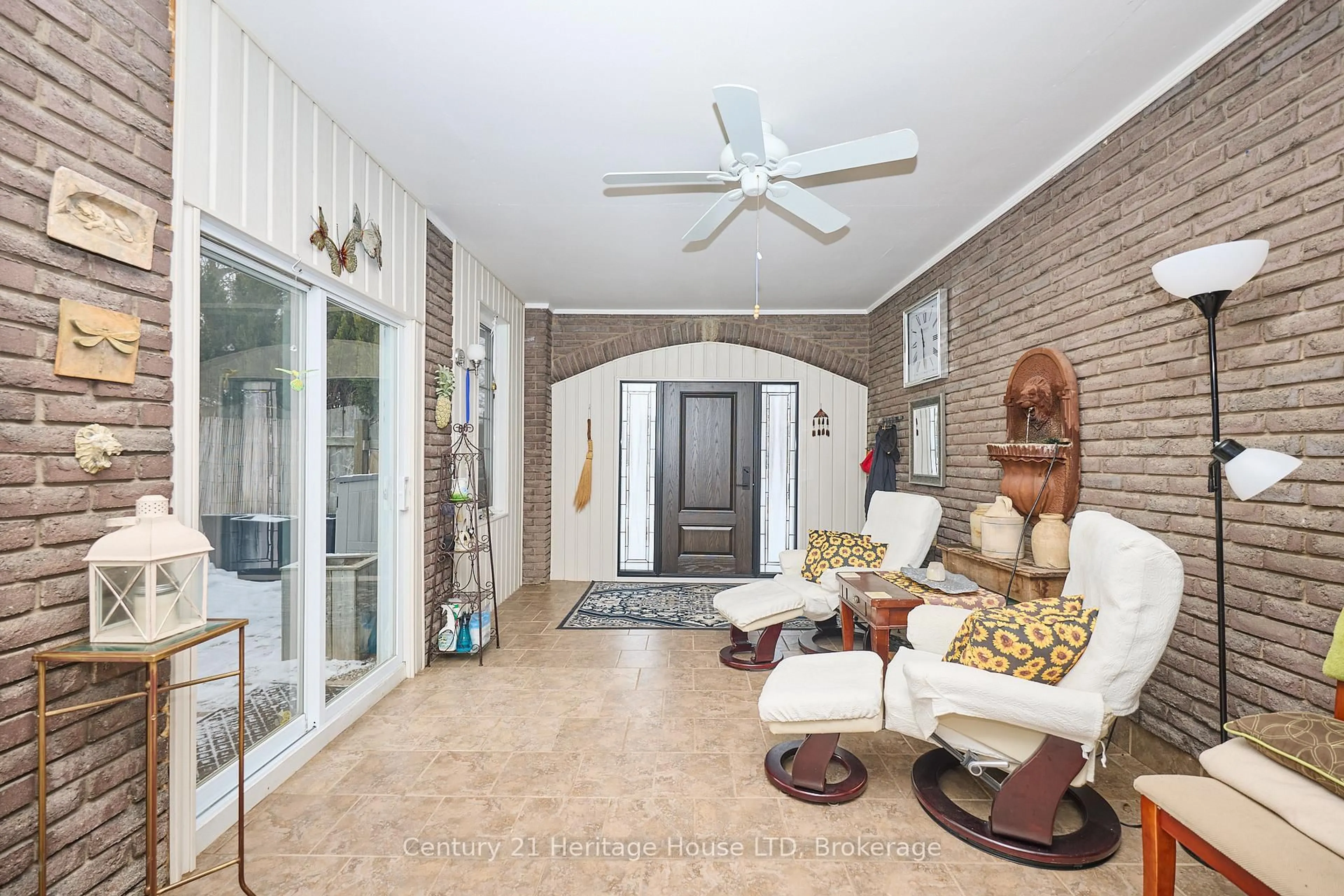 Indoor entryway for 3112 Ussher St, Niagara Falls Ontario L2G 6M2