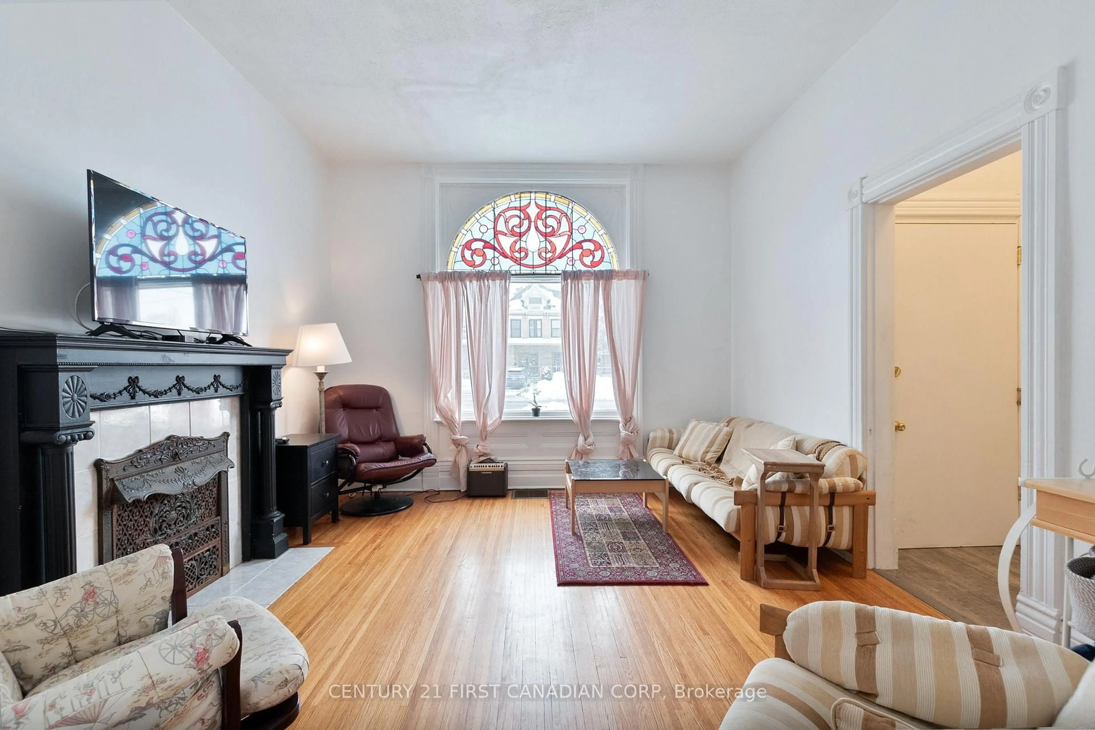 Living room with furniture, unknown for 578 WATERLOO St, London East Ontario N6B 2P9