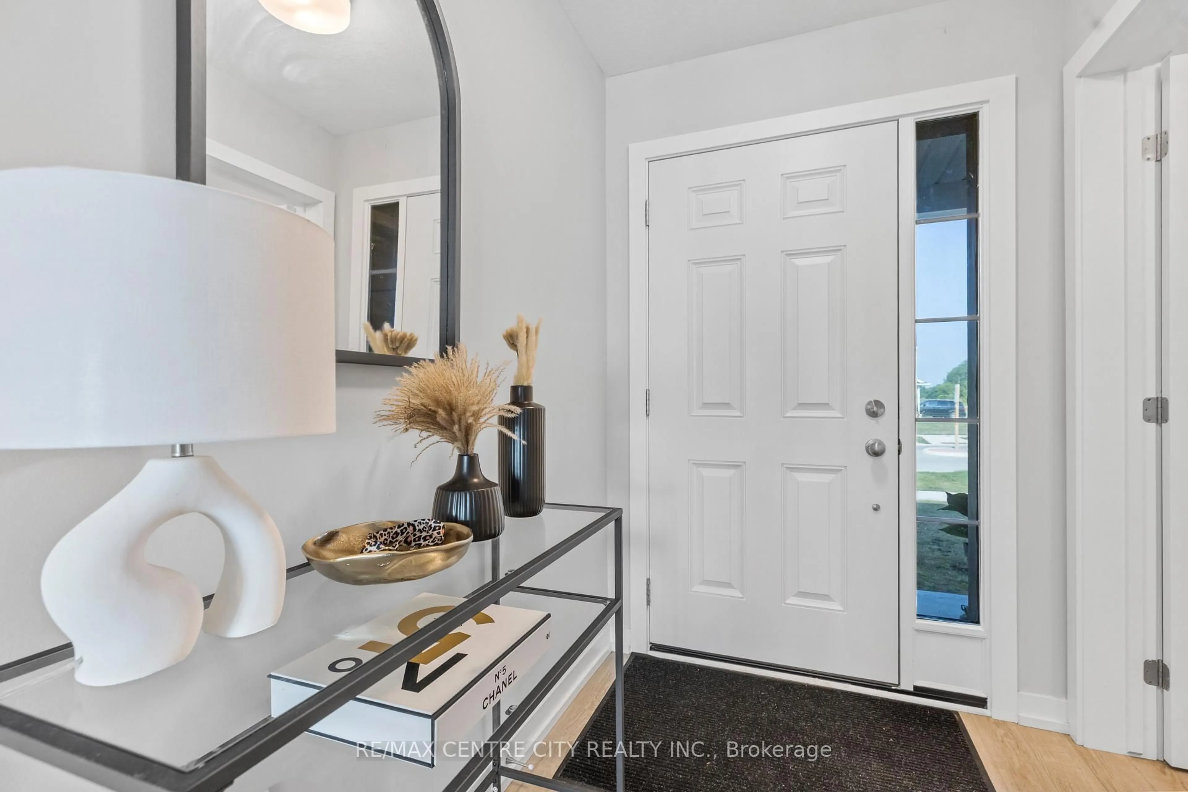 Indoor entryway for 93 Benjamin Pkwy, St. Thomas Ontario N5R 0M4