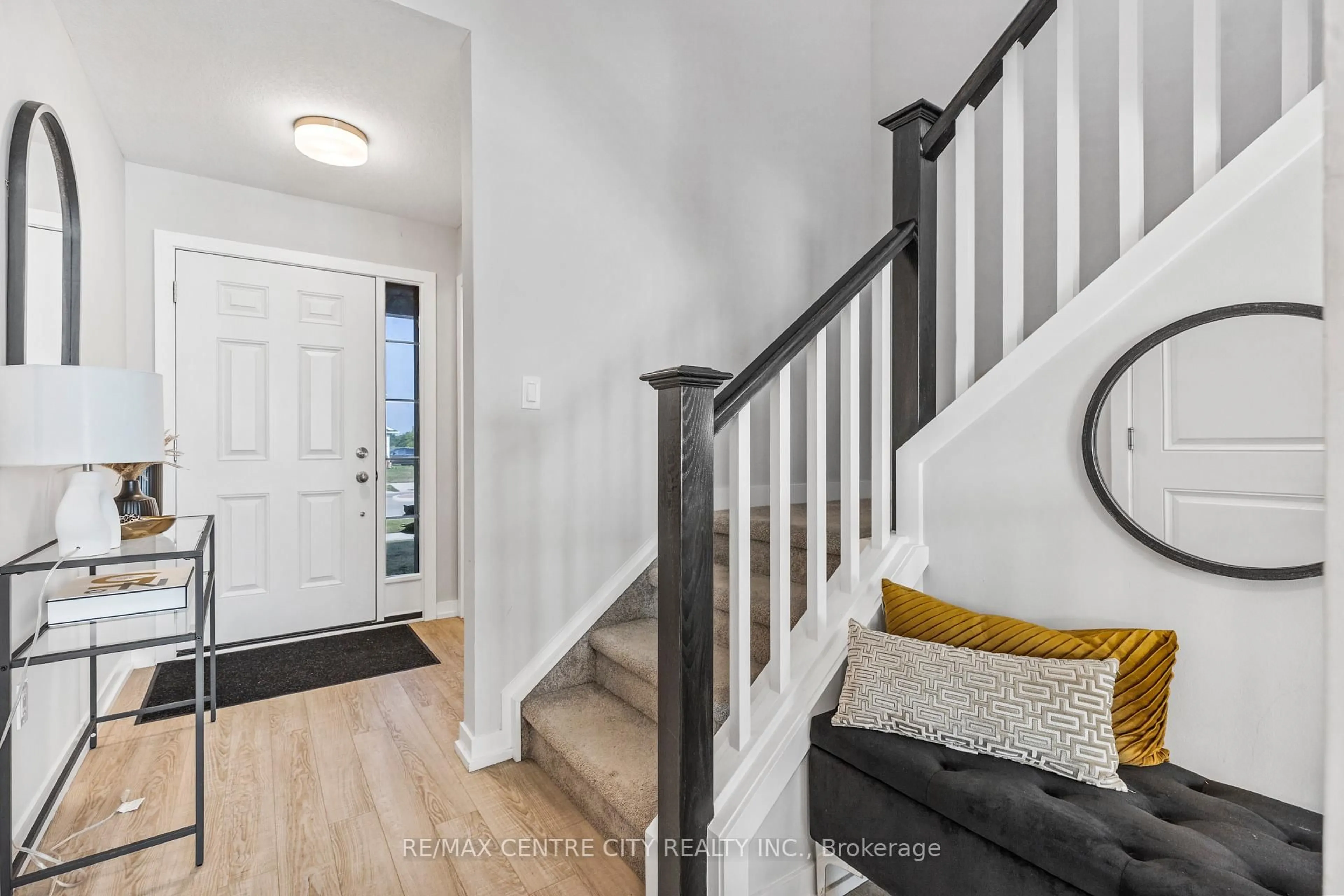 Indoor entryway for 93 Benjamin Pkwy, St. Thomas Ontario N5R 0M4