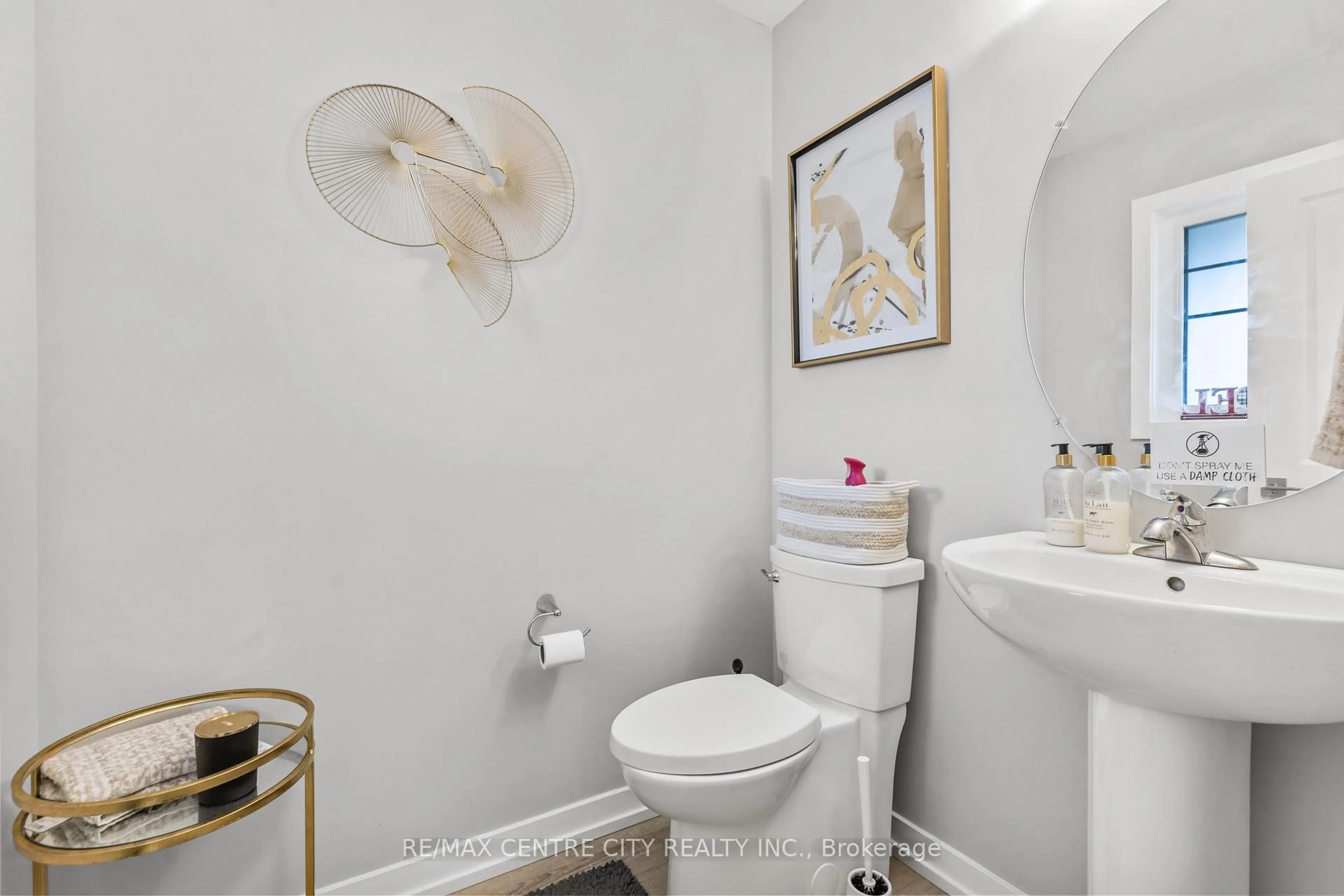 Standard bathroom, ceramic/tile floor for 93 Benjamin Pkwy, St. Thomas Ontario N5R 0M4