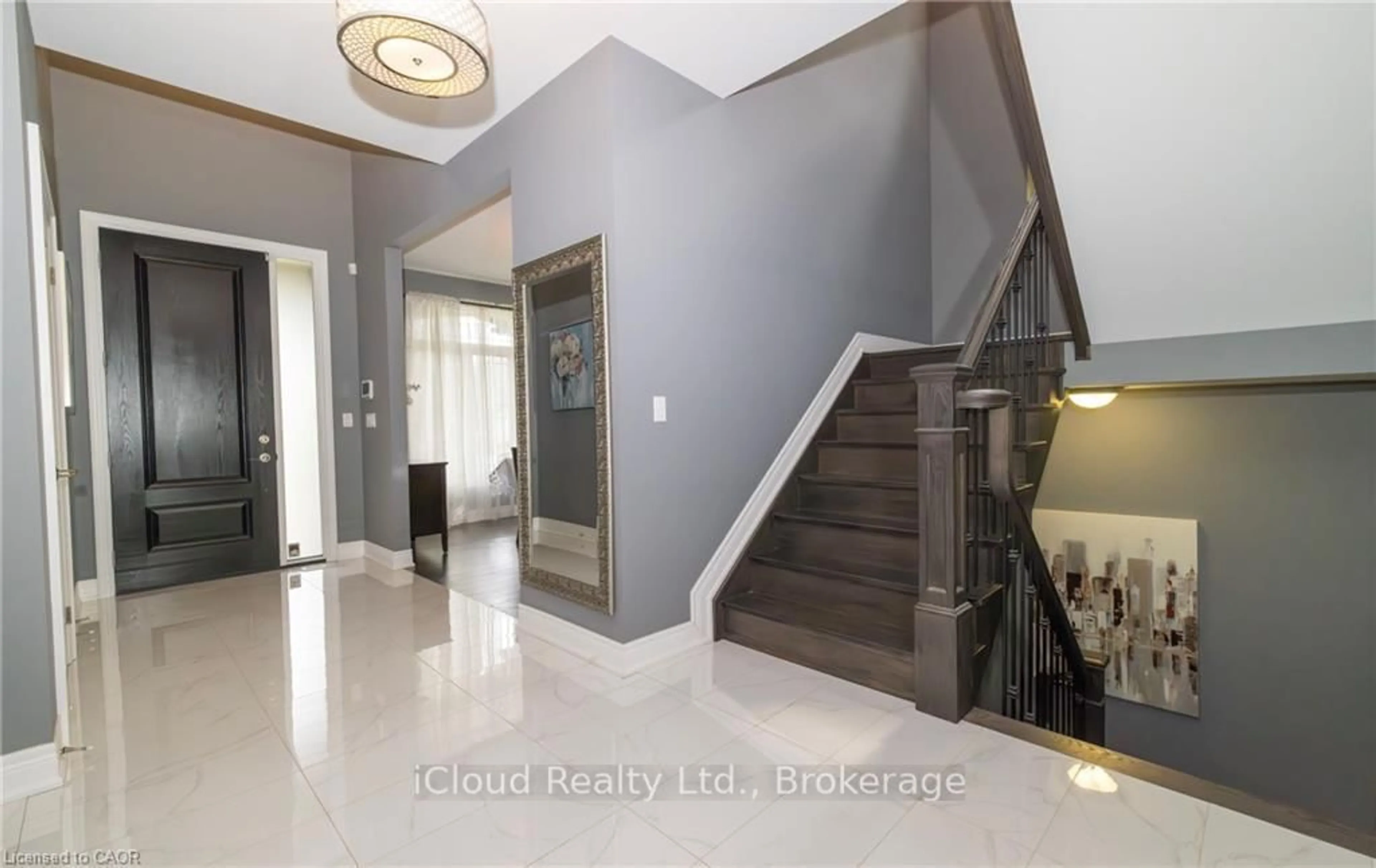 Indoor foyer for 9305 Eagle Ridge Dr, Niagara Falls Ontario L2H 0G4