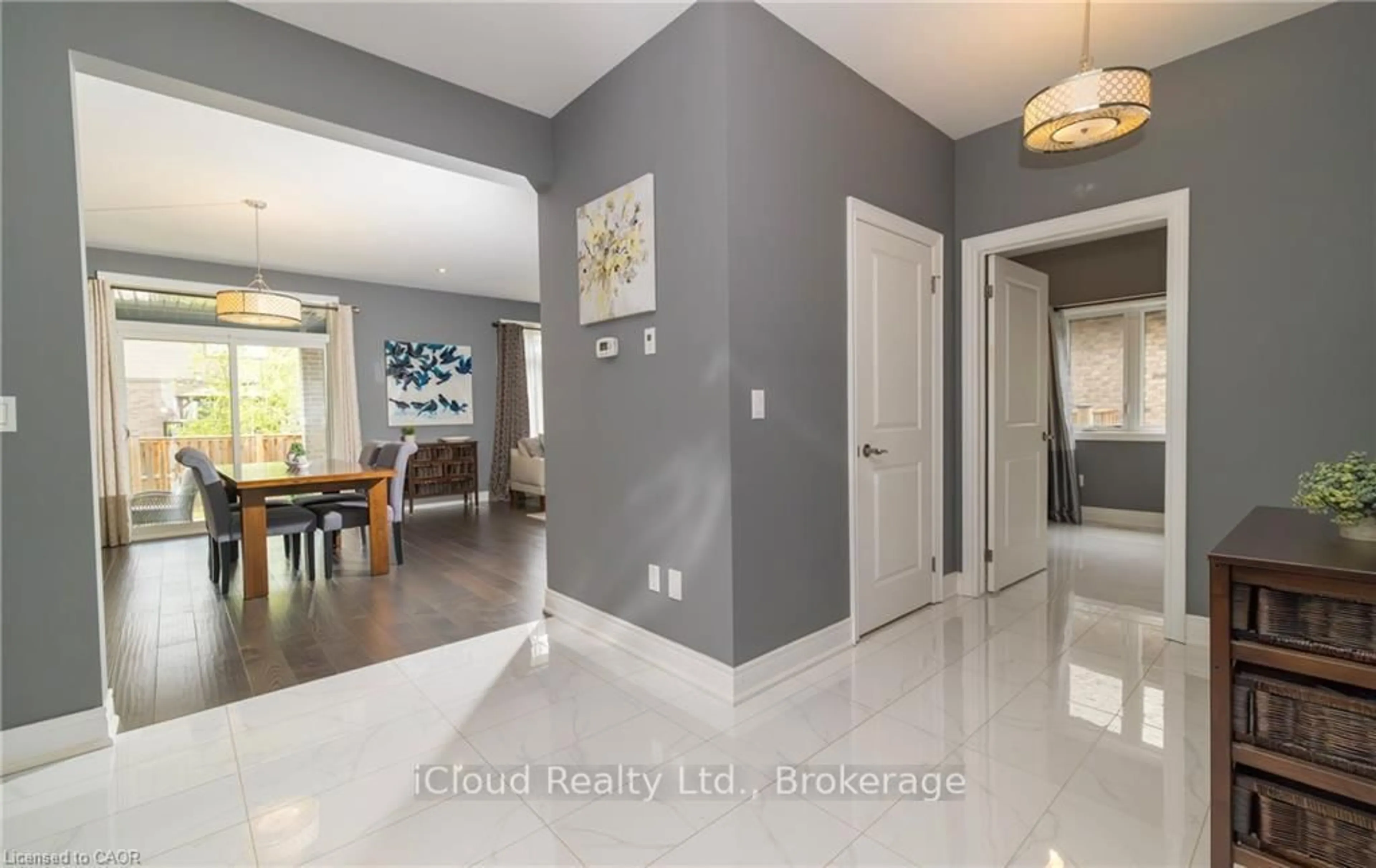 Indoor entryway for 9305 Eagle Ridge Dr, Niagara Falls Ontario L2H 0G4