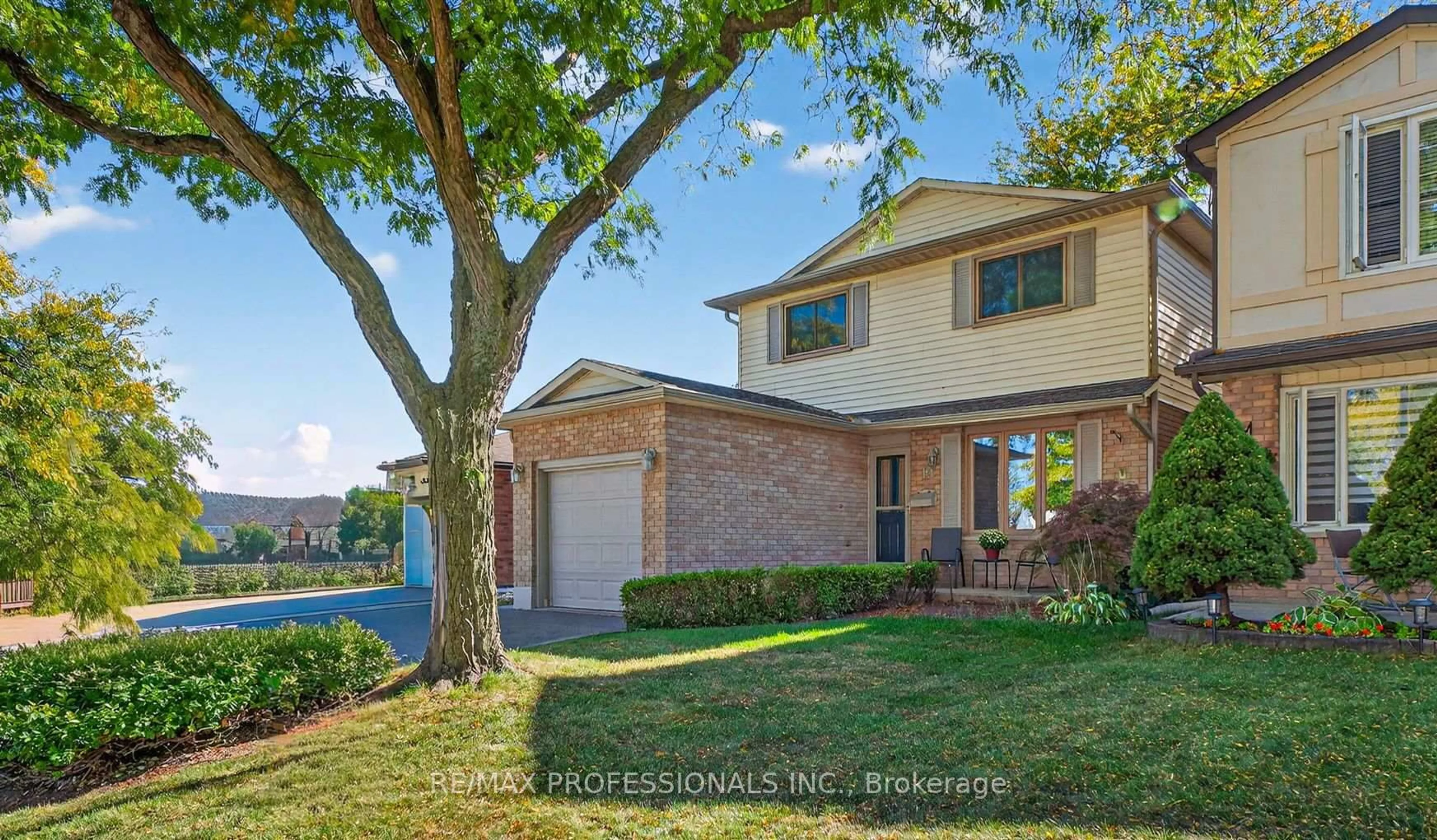 Home with brick exterior material, water/lake/river/ocean view for 19 Salina Pl, Hamilton Ontario L8G 4L4