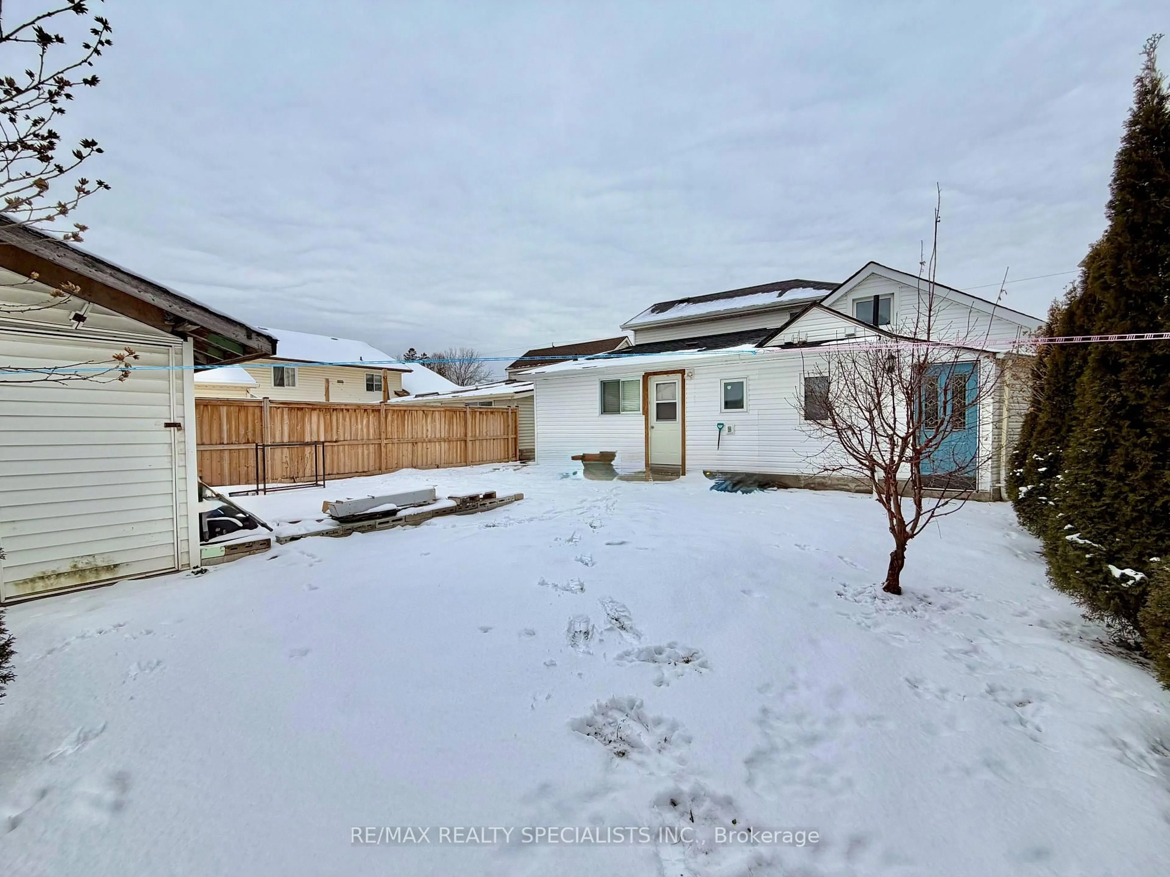 A pic from outside/outdoor area/front of a property/back of a property/a pic from drone, street for 6294 Ash St, Niagara Falls Ontario C2G 2H5