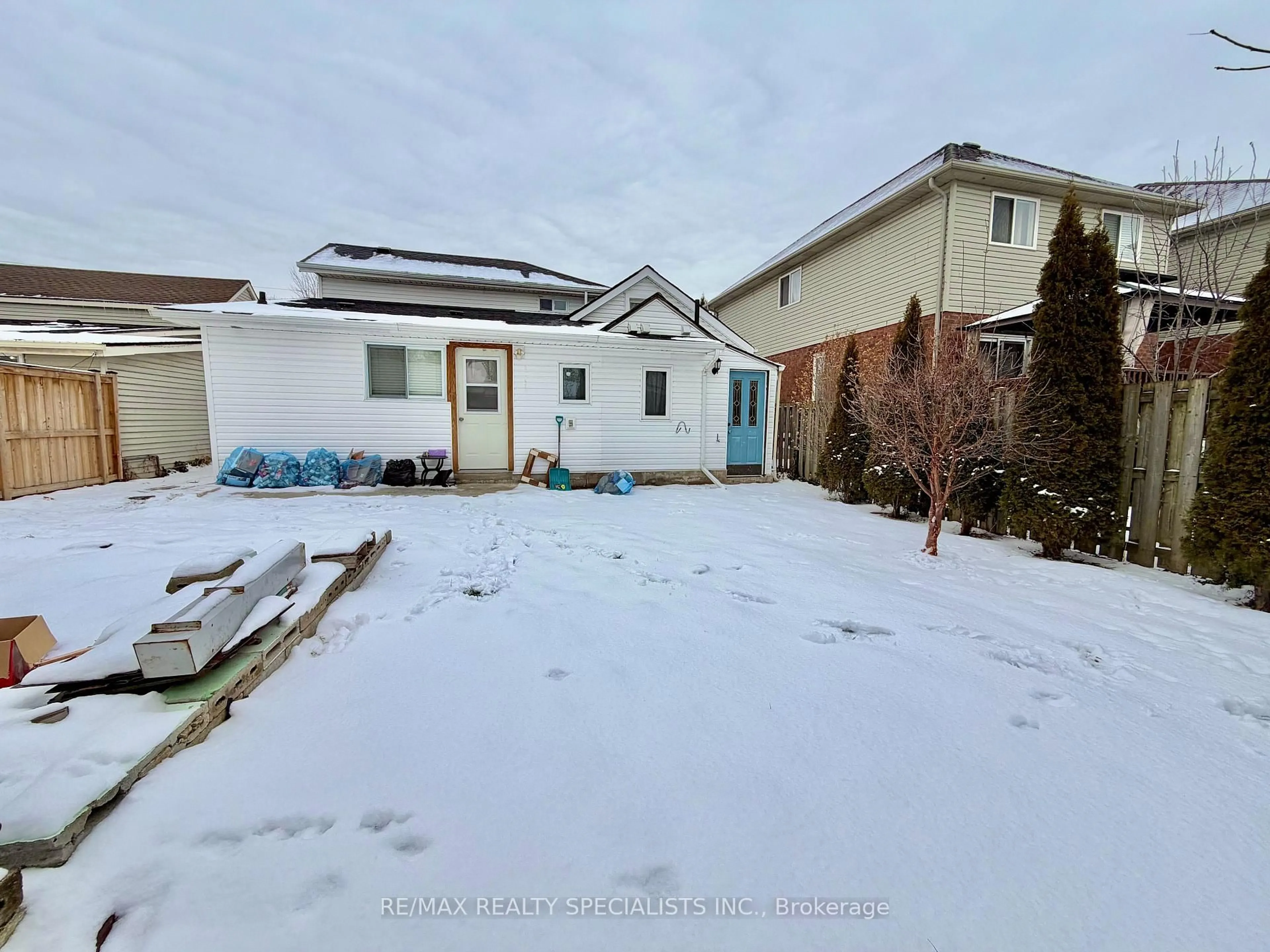 A pic from outside/outdoor area/front of a property/back of a property/a pic from drone, street for 6294 Ash St, Niagara Falls Ontario C2G 2H5