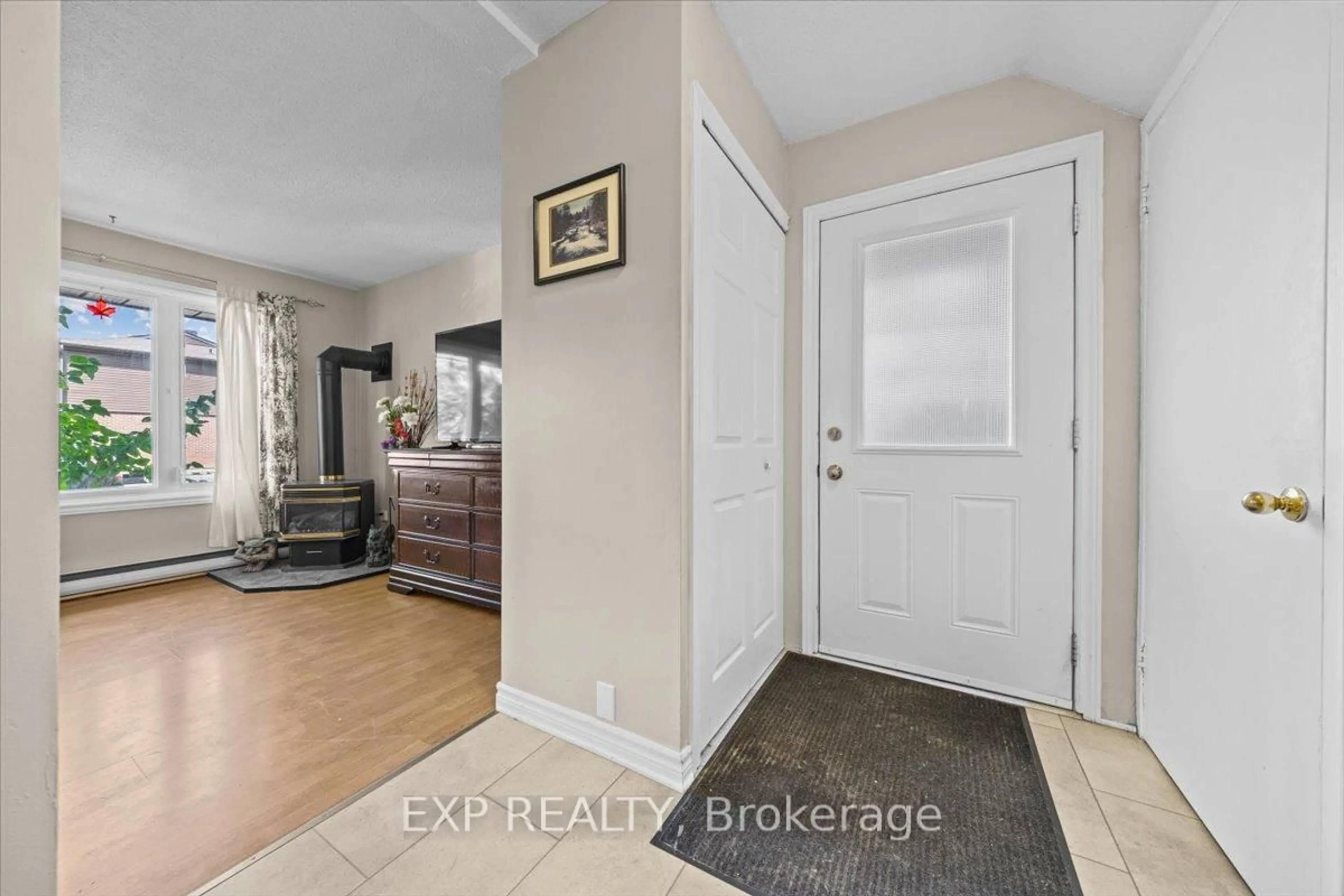 Indoor entryway for 3166 Stockton Dr, Gloucester Ontario K1T 1S1