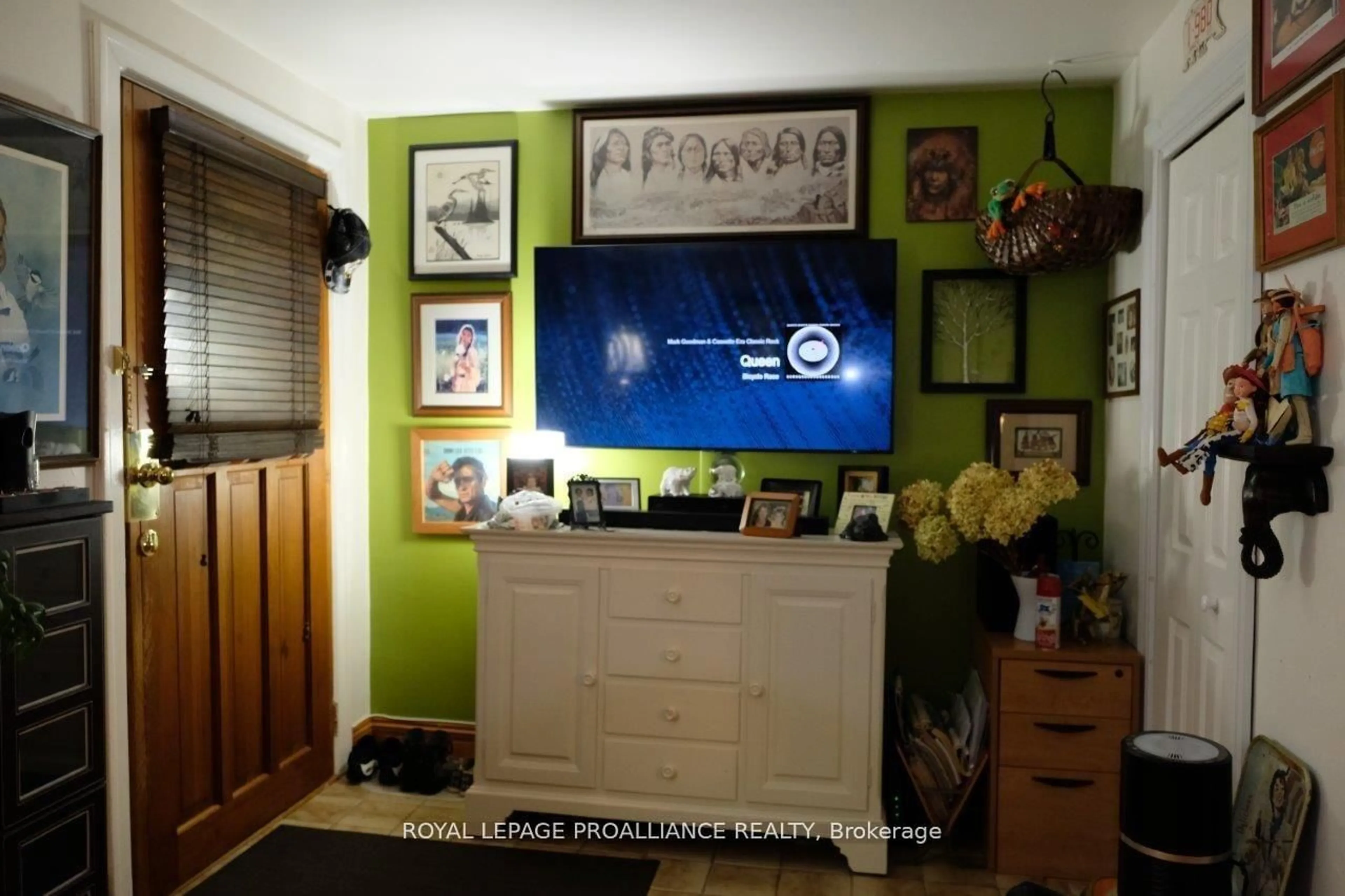 A pic of a room for 527 Front St, Quinte West Ontario K8V 4R4