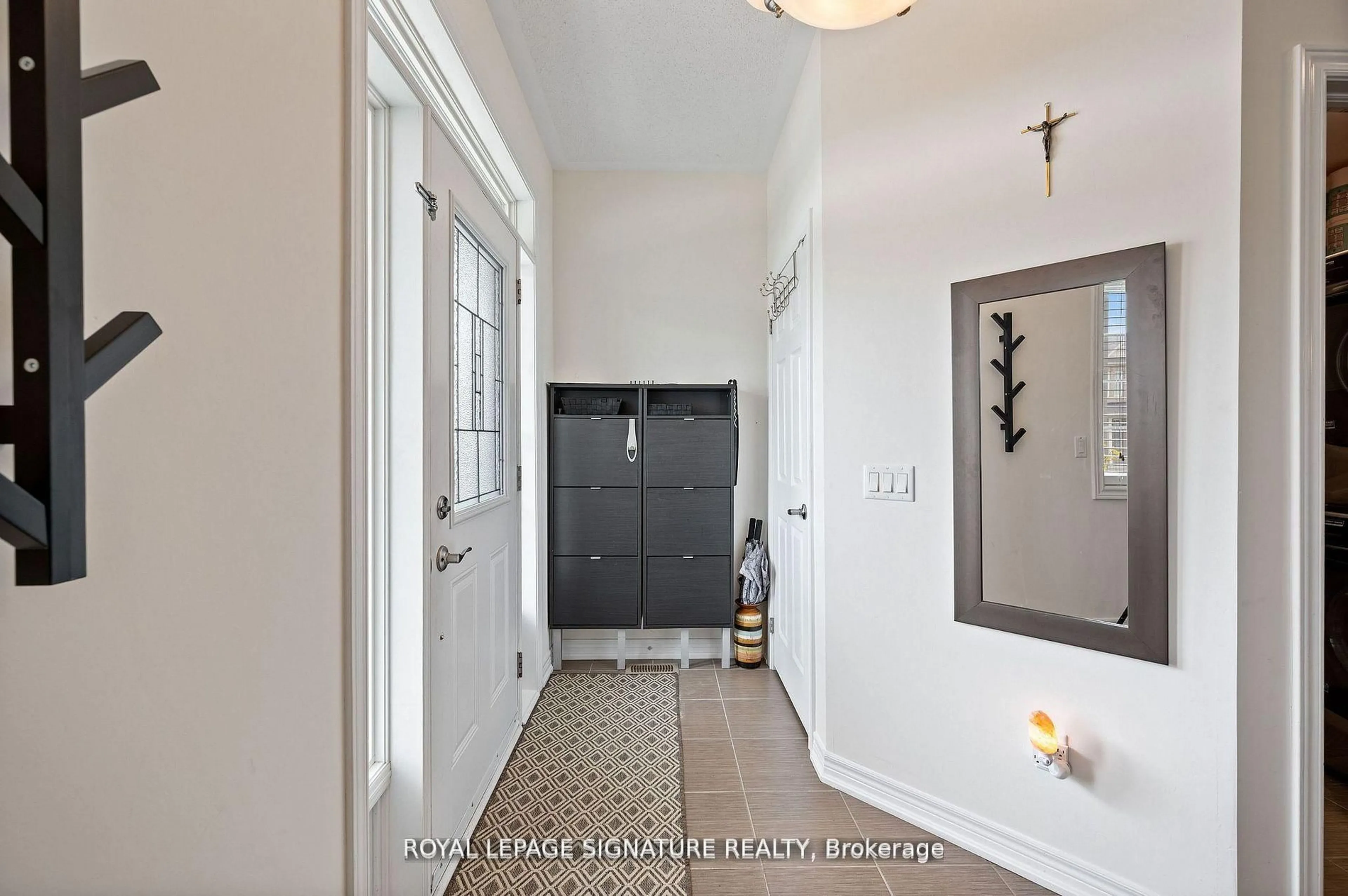 Indoor entryway for 436 Galbraith St, Shelburne Ontario L9V 3V4