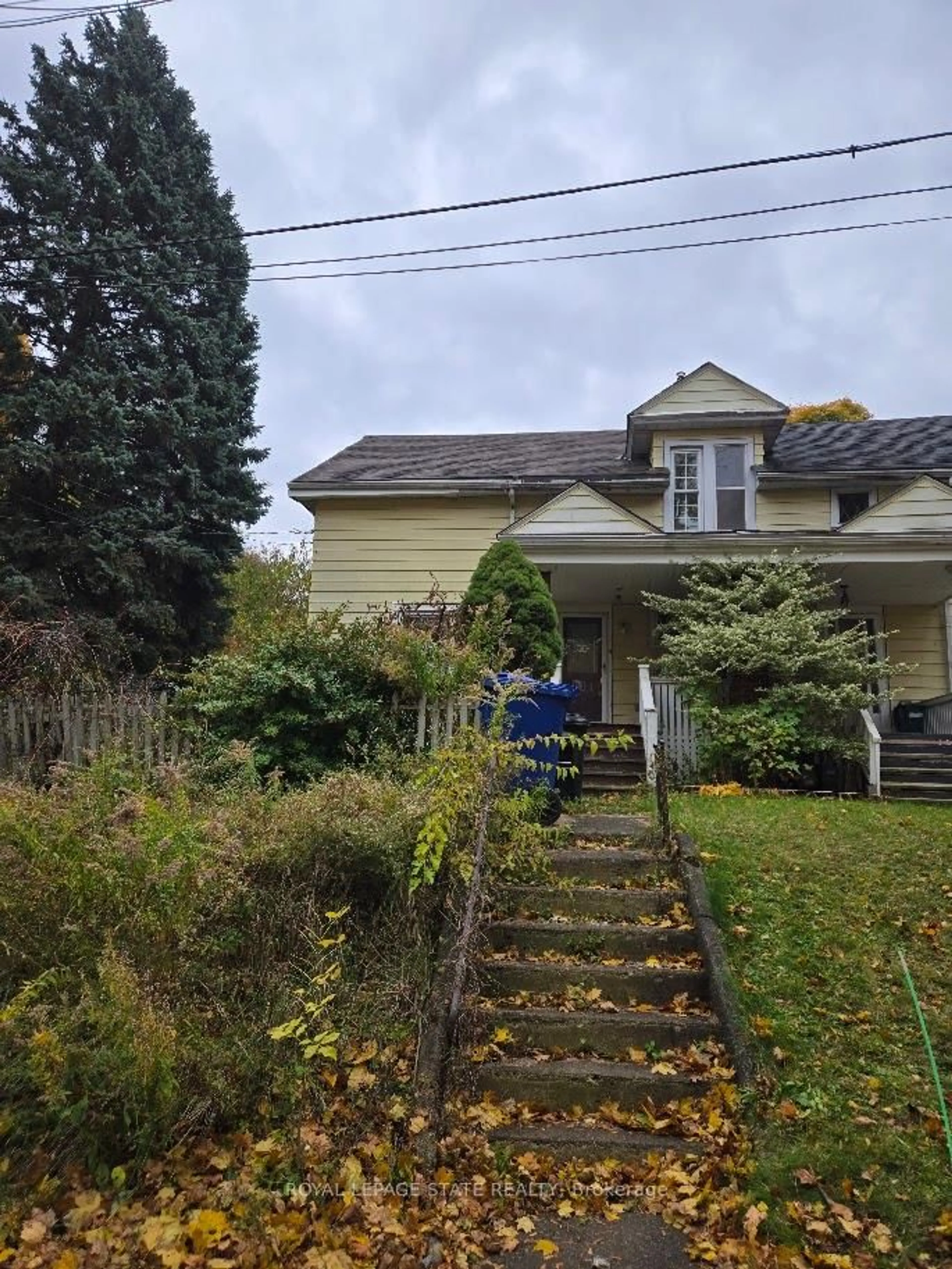 A pic from outside/outdoor area/front of a property/back of a property/a pic from drone, street for 4336 Elgin St, Niagara Falls Ontario L2E 2X8