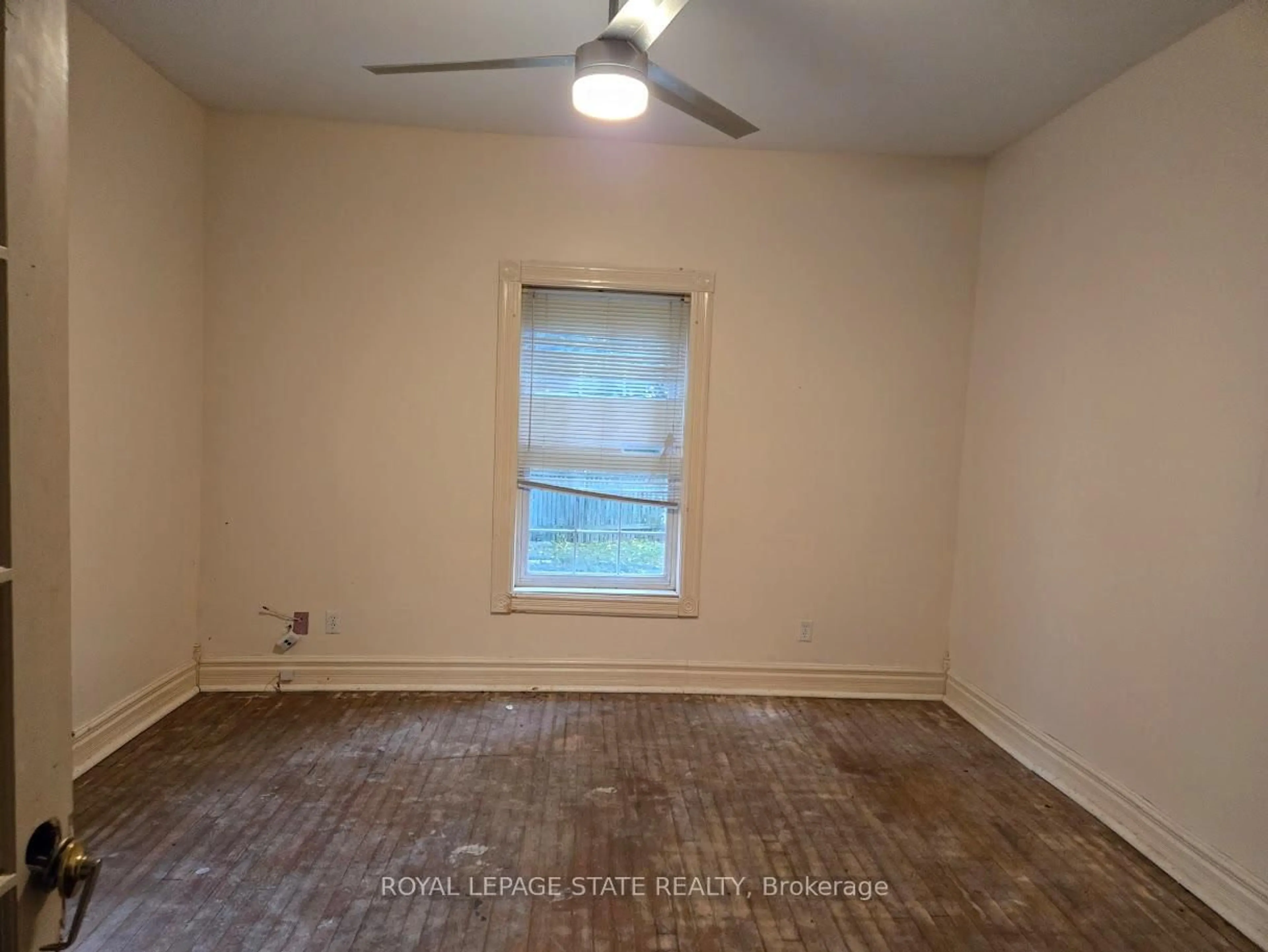A pic of a room for 4336 Elgin St, Niagara Falls Ontario L2E 2X8